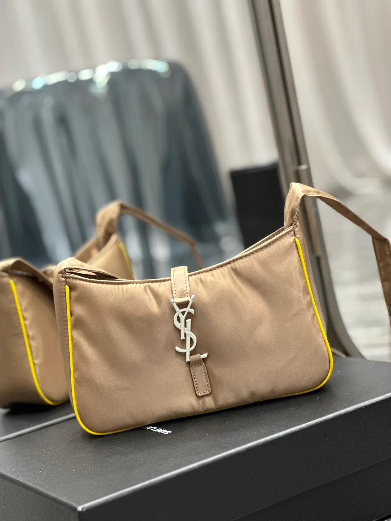 생로랑 LE 5 A 7 에코닐 크로스백 베이지 옐로우