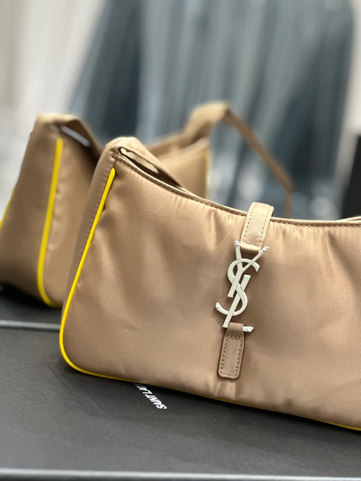 생로랑 LE 5 A 7 에코닐 크로스백 베이지 옐로우