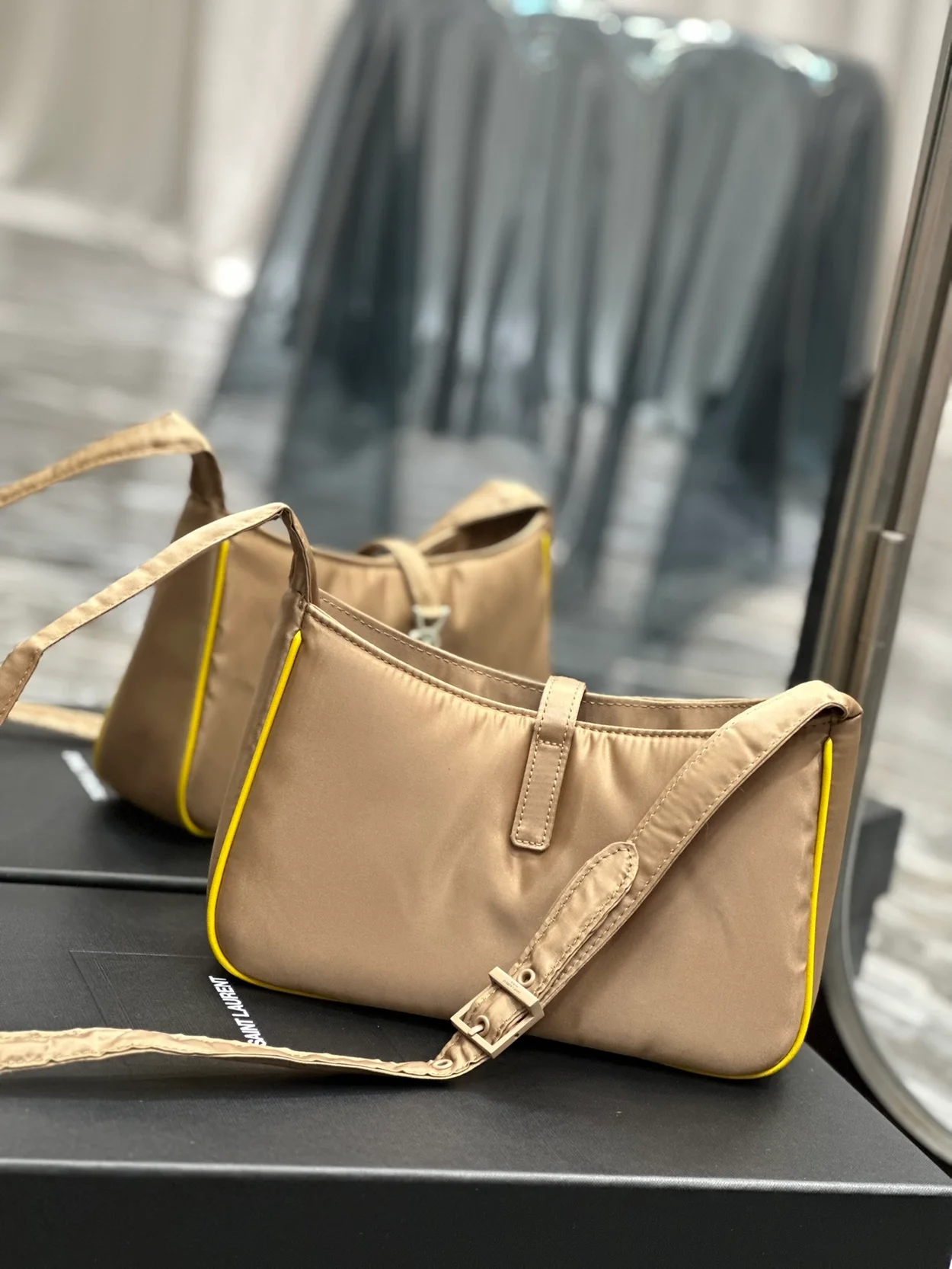 생로랑 LE 5 A 7 에코닐 크로스백 베이지 옐로우