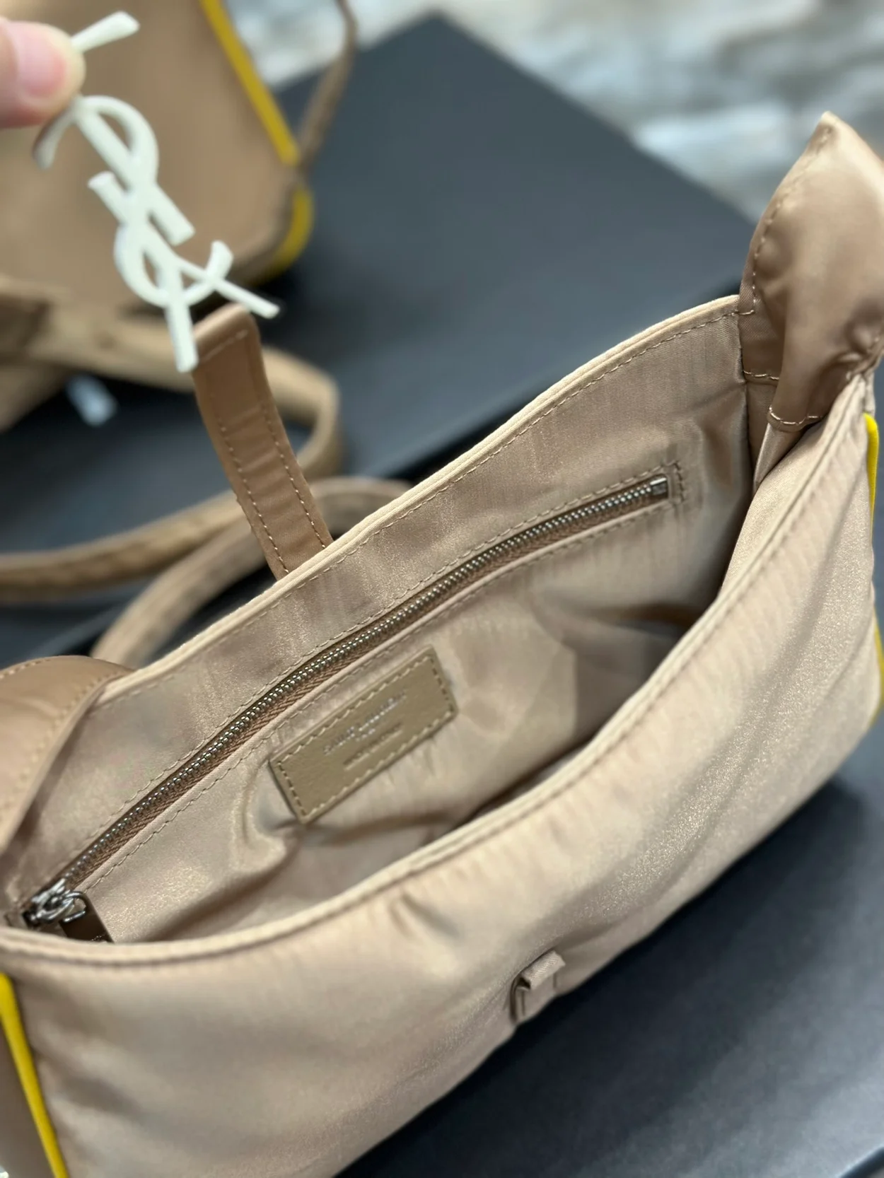 생로랑 LE 5 A 7 에코닐 크로스백 베이지 옐로우