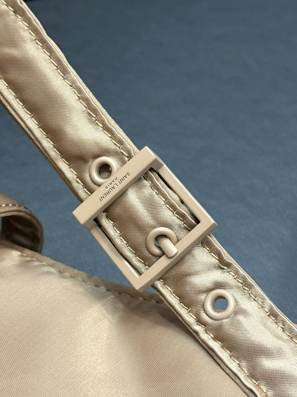 생로랑 LE 5 A 7 에코닐 크로스백 베이지 옐로우