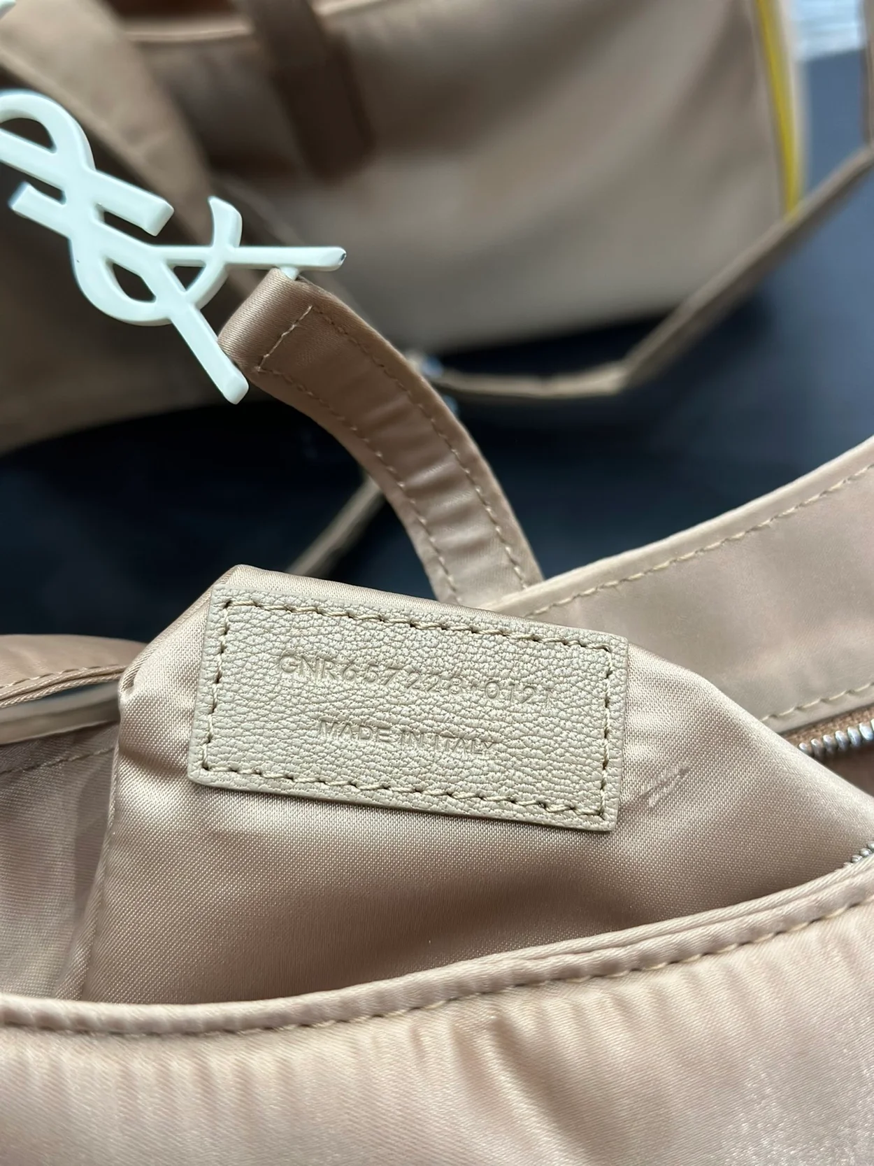 생로랑 LE 5 A 7 에코닐 크로스백 베이지 옐로우