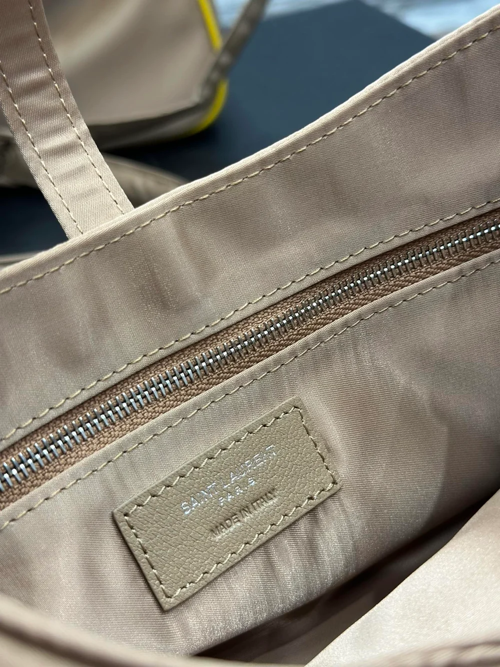 생로랑 LE 5 A 7 에코닐 크로스백 베이지 옐로우