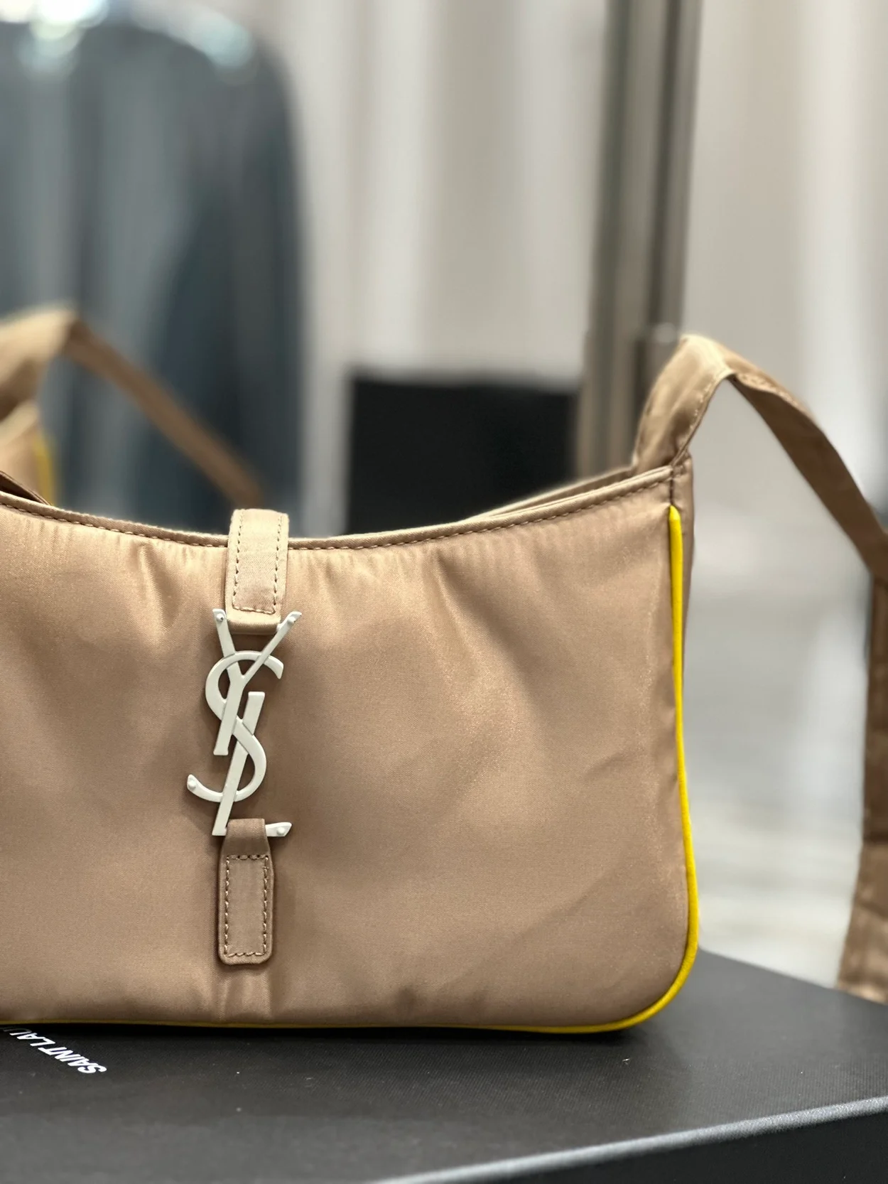 생로랑 LE 5 A 7 에코닐 크로스백 베이지 옐로우