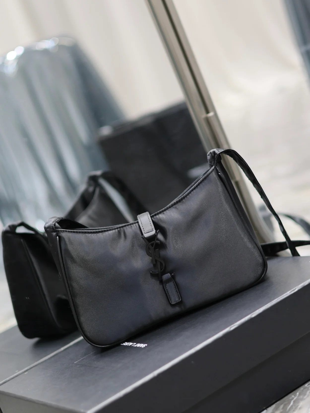 생로랑 LE 5 A 7 에코닐 크로스백 다크