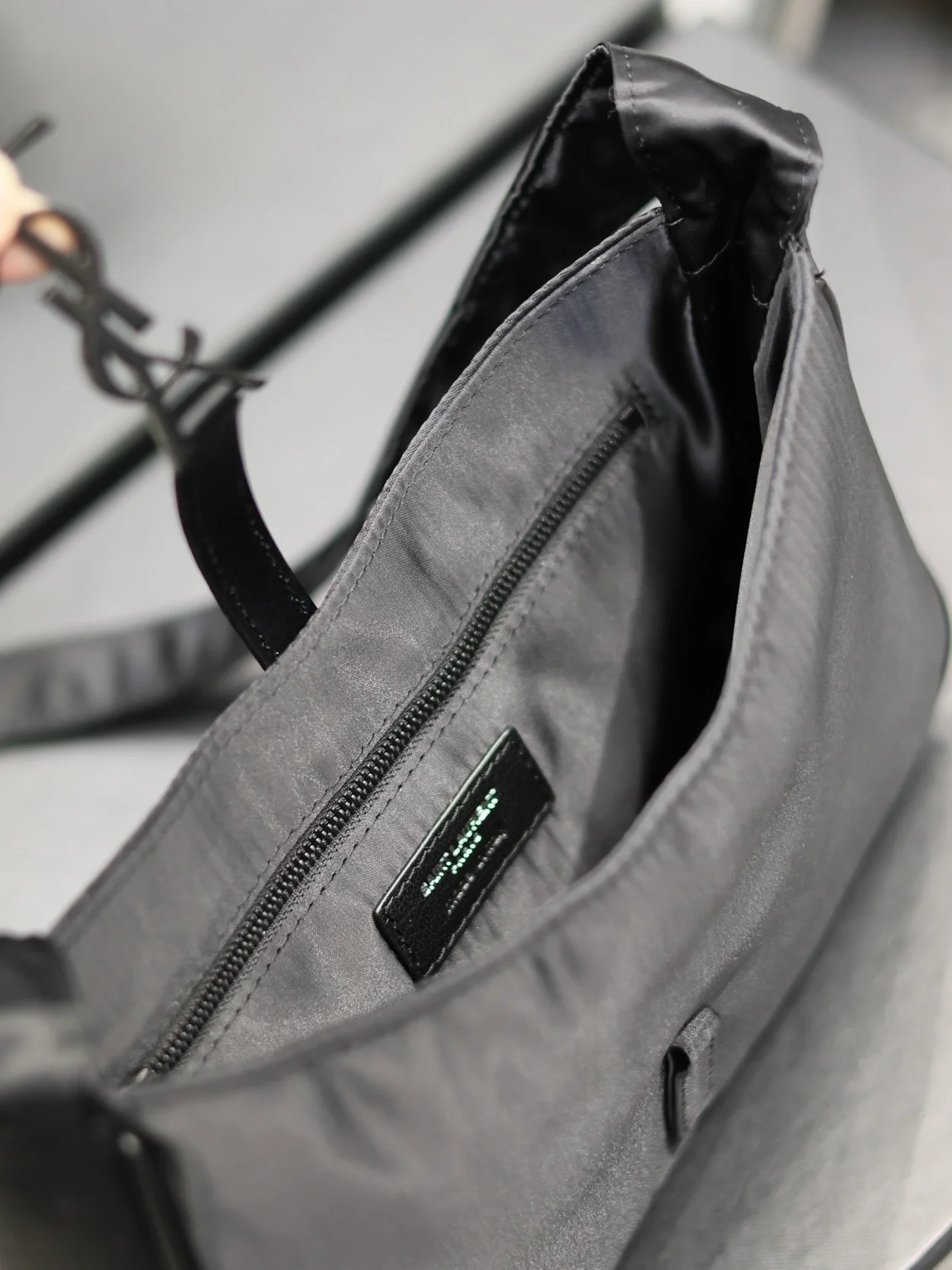 생로랑 LE 5 A 7 에코닐 크로스백 다크