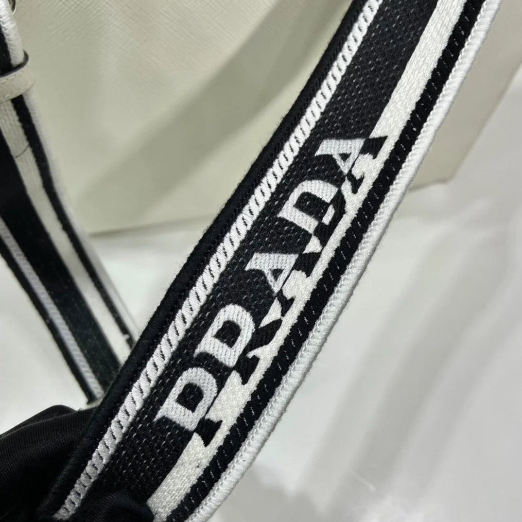 프라다 사피아노 가죽 토트백 화이트