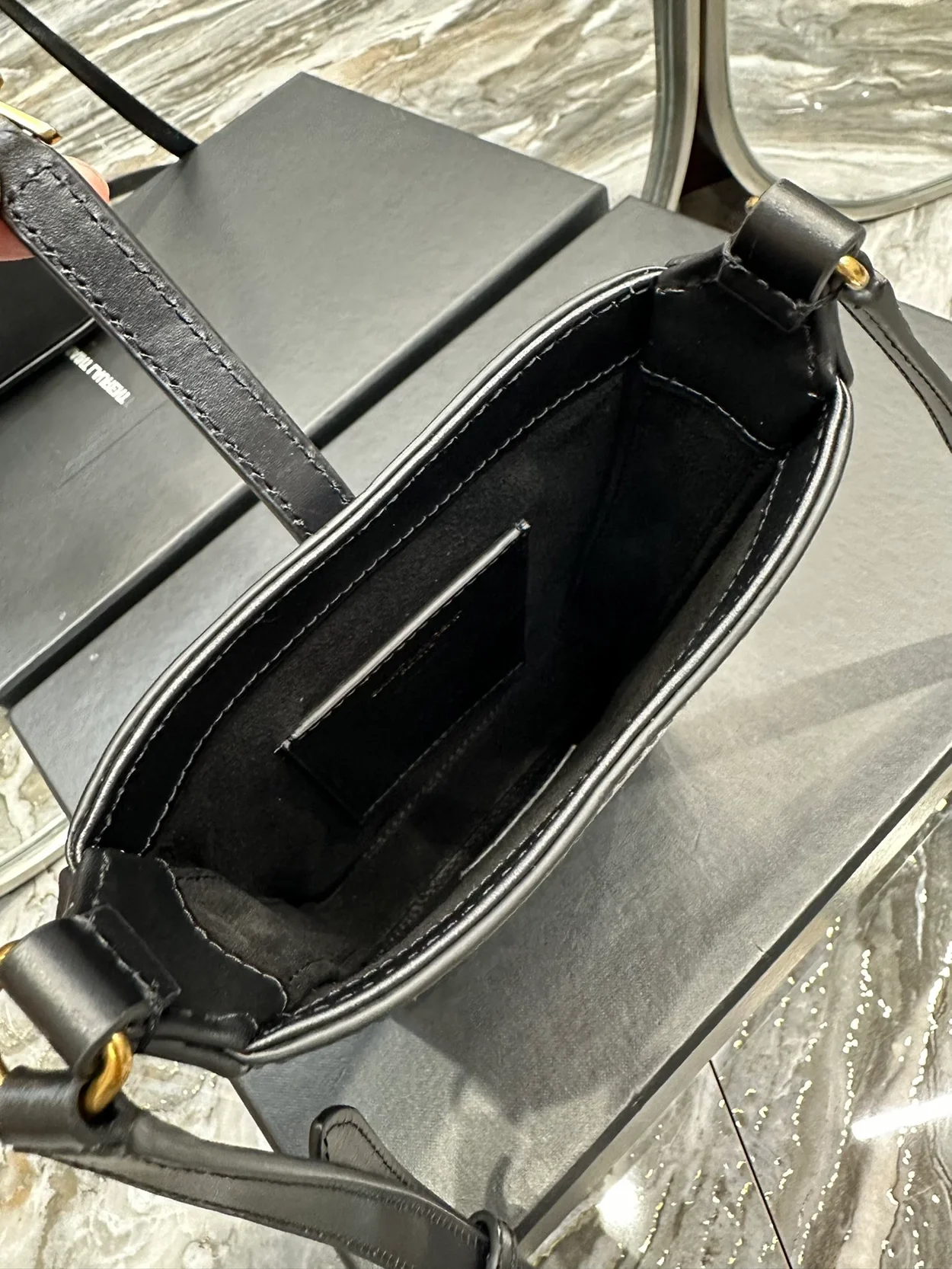 생로랑 LE 5 A 7 미니 버티컬백 블랙