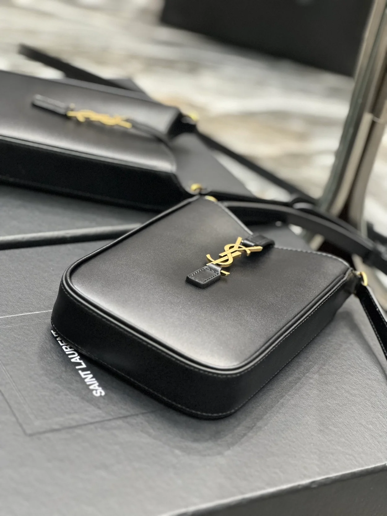 생로랑 LE 5 A 7 미니 버티컬백 블랙