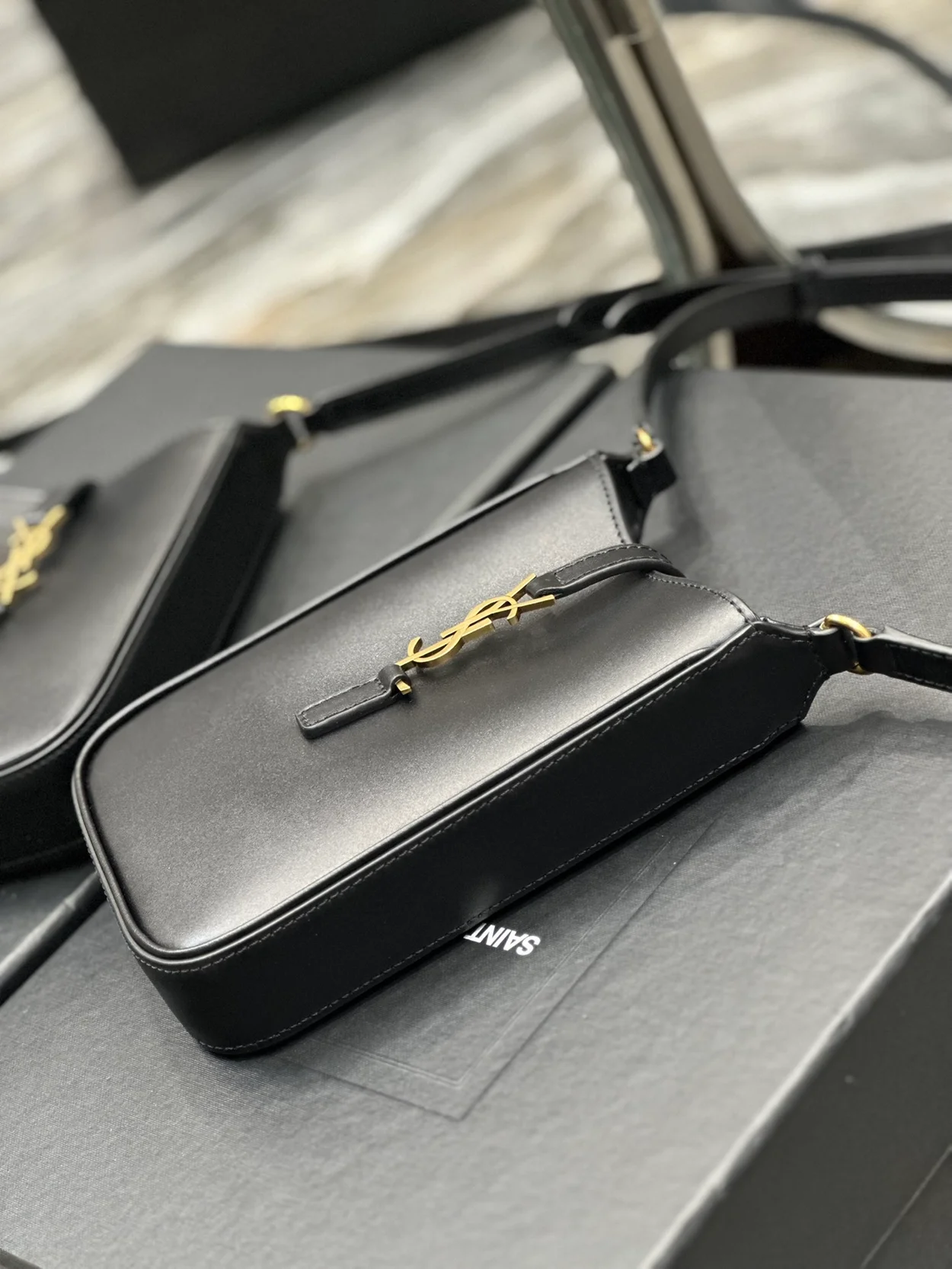 생로랑 LE 5 A 7 미니 버티컬백 블랙