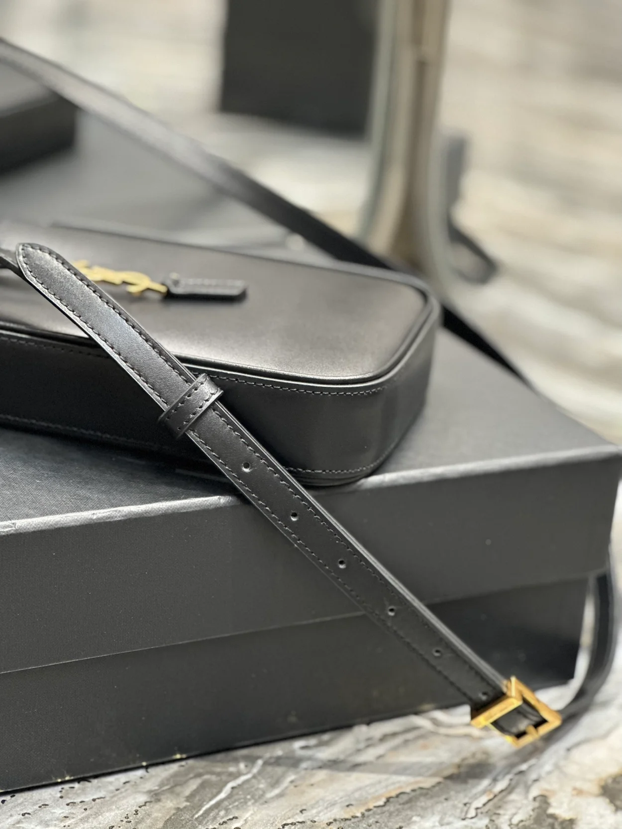 생로랑 LE 5 A 7 미니 버티컬백 블랙