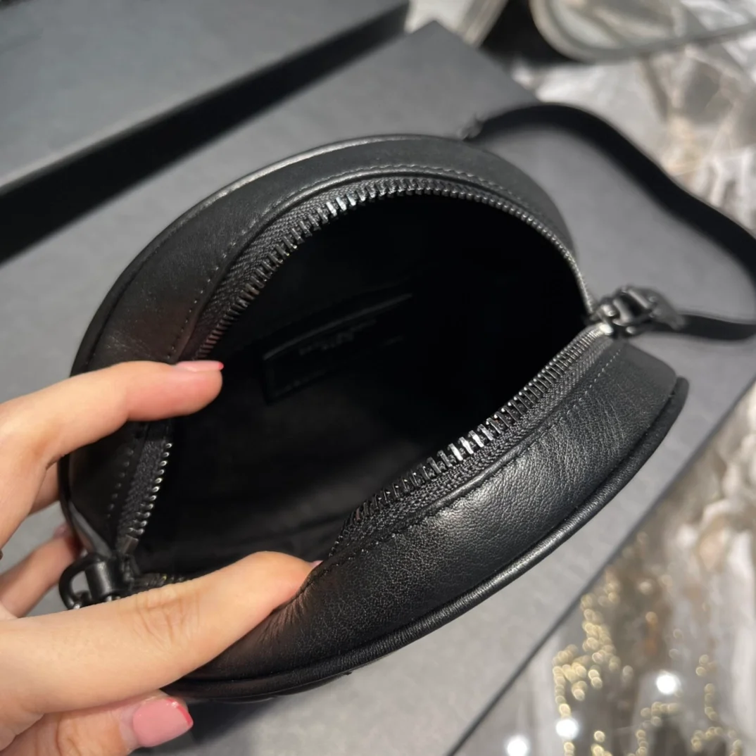 생로랑 쉐브론 라운드 카메라 백 다크