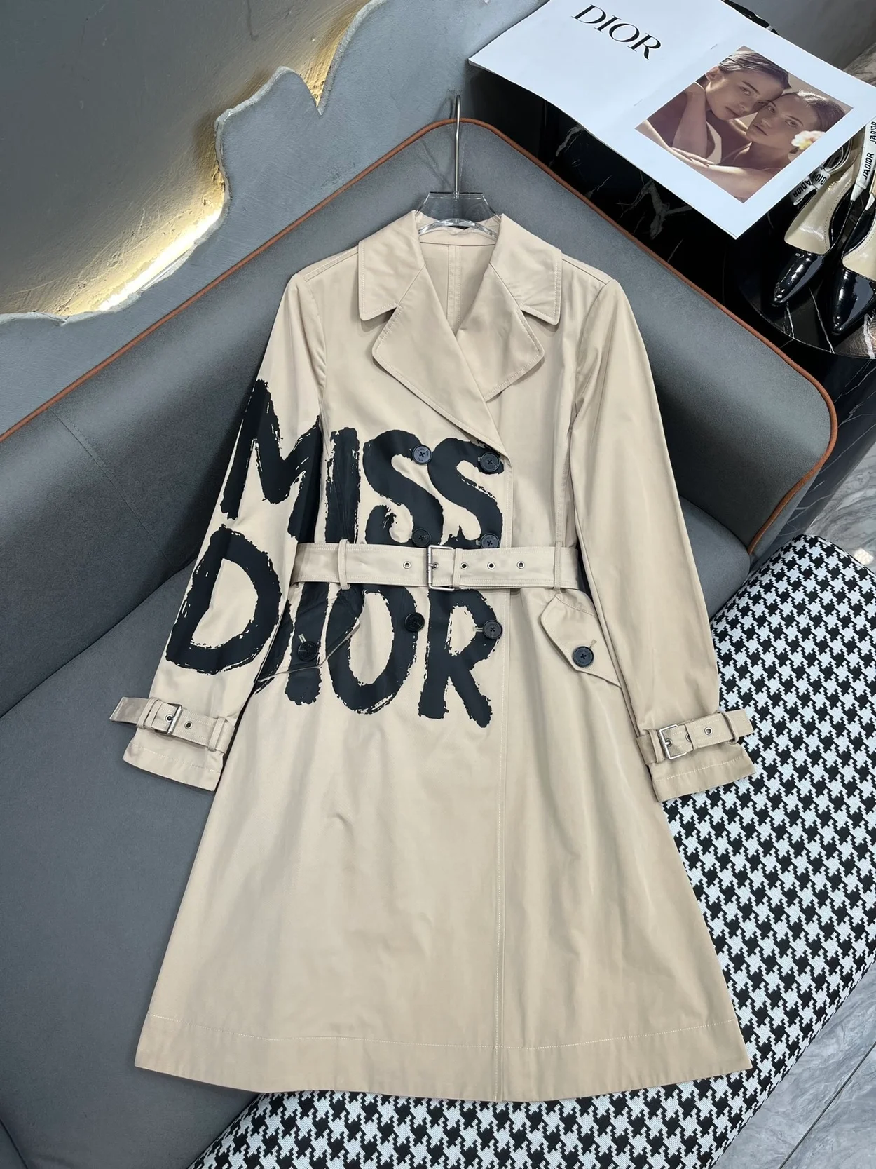 디올 블랙 Miss Dior Graffiti 모티브 트렌치코트