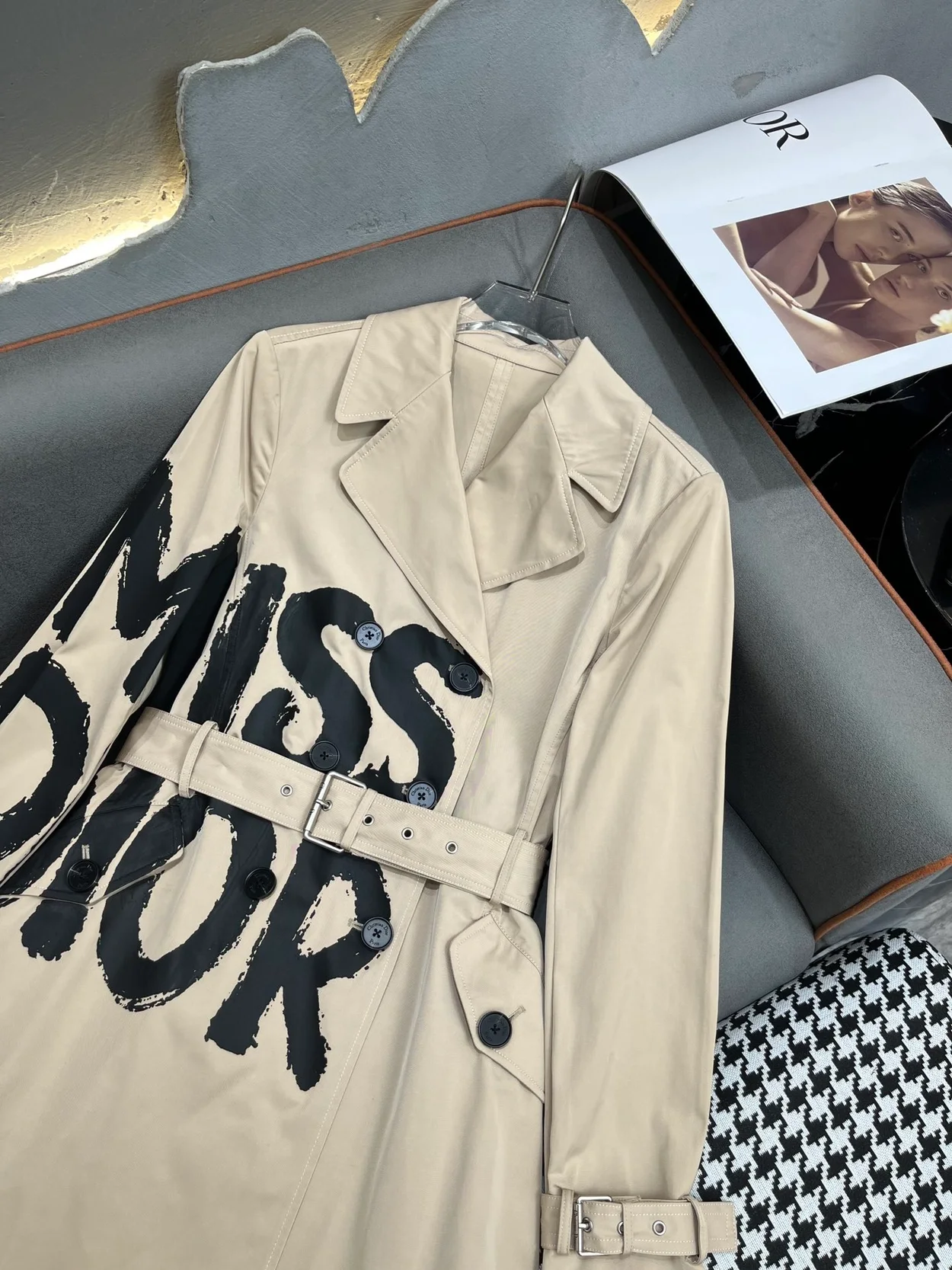 디올 블랙 Miss Dior Graffiti 모티브 트렌치코트