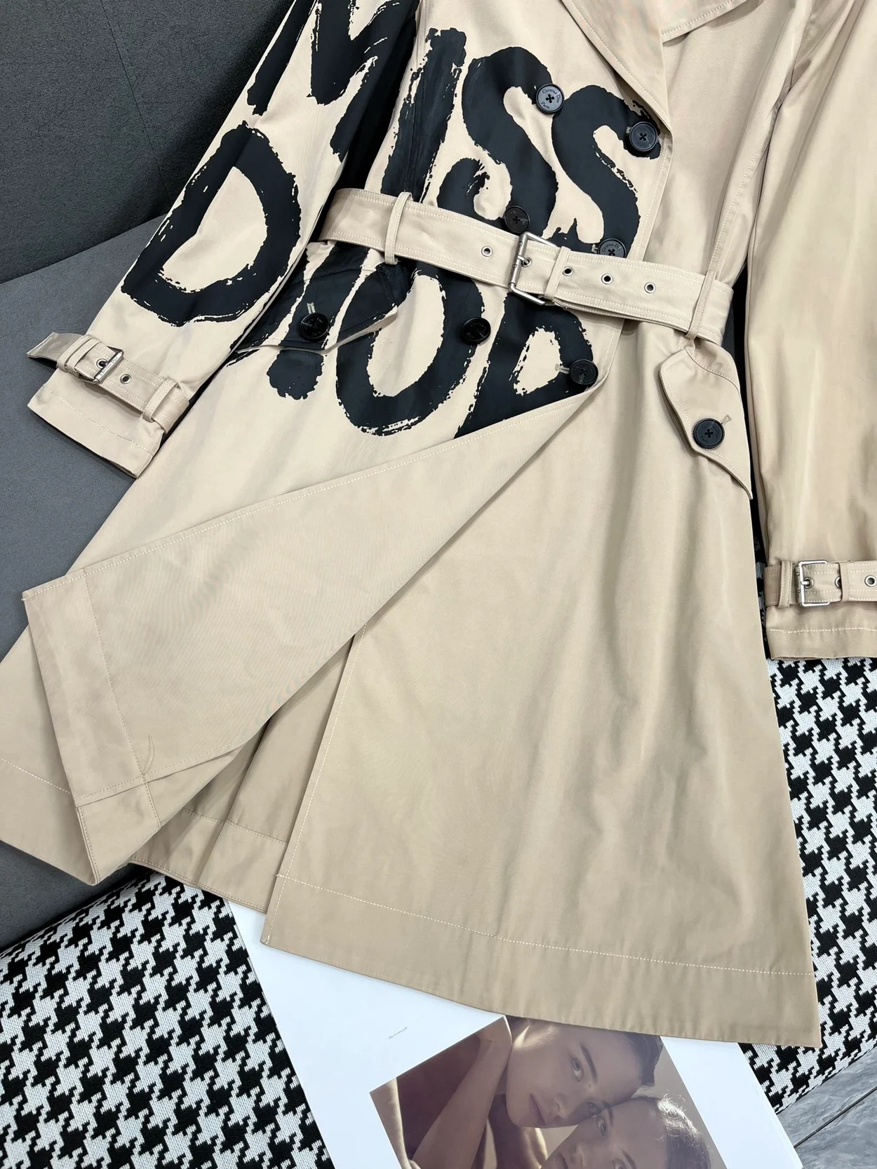 디올 블랙 Miss Dior Graffiti 모티브 트렌치코트