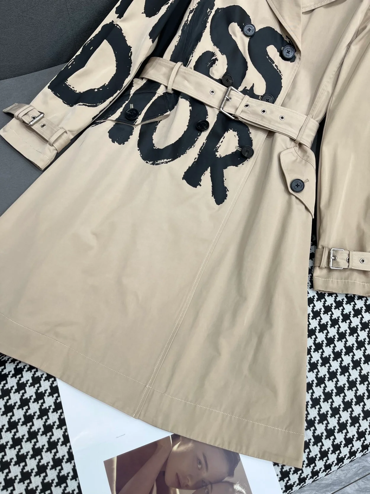 디올 블랙 Miss Dior Graffiti 모티브 트렌치코트