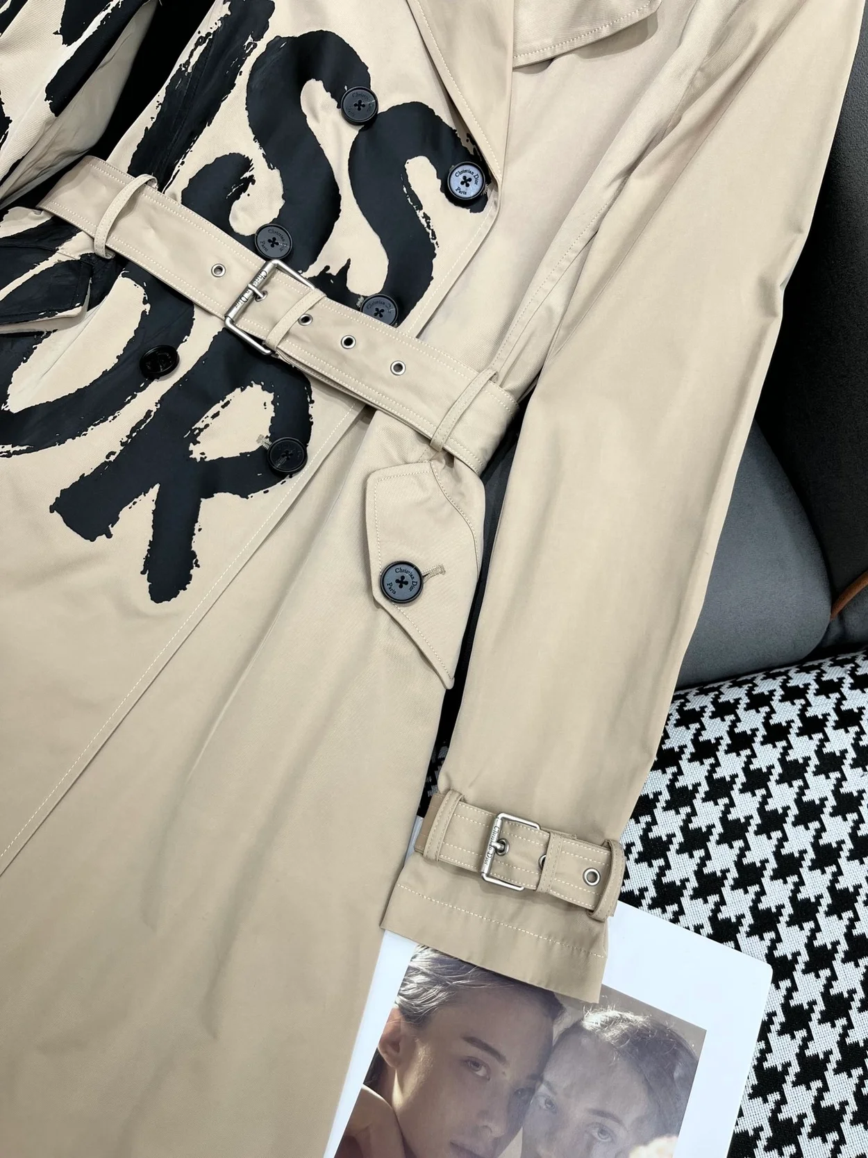 디올 블랙 Miss Dior Graffiti 모티브 트렌치코트