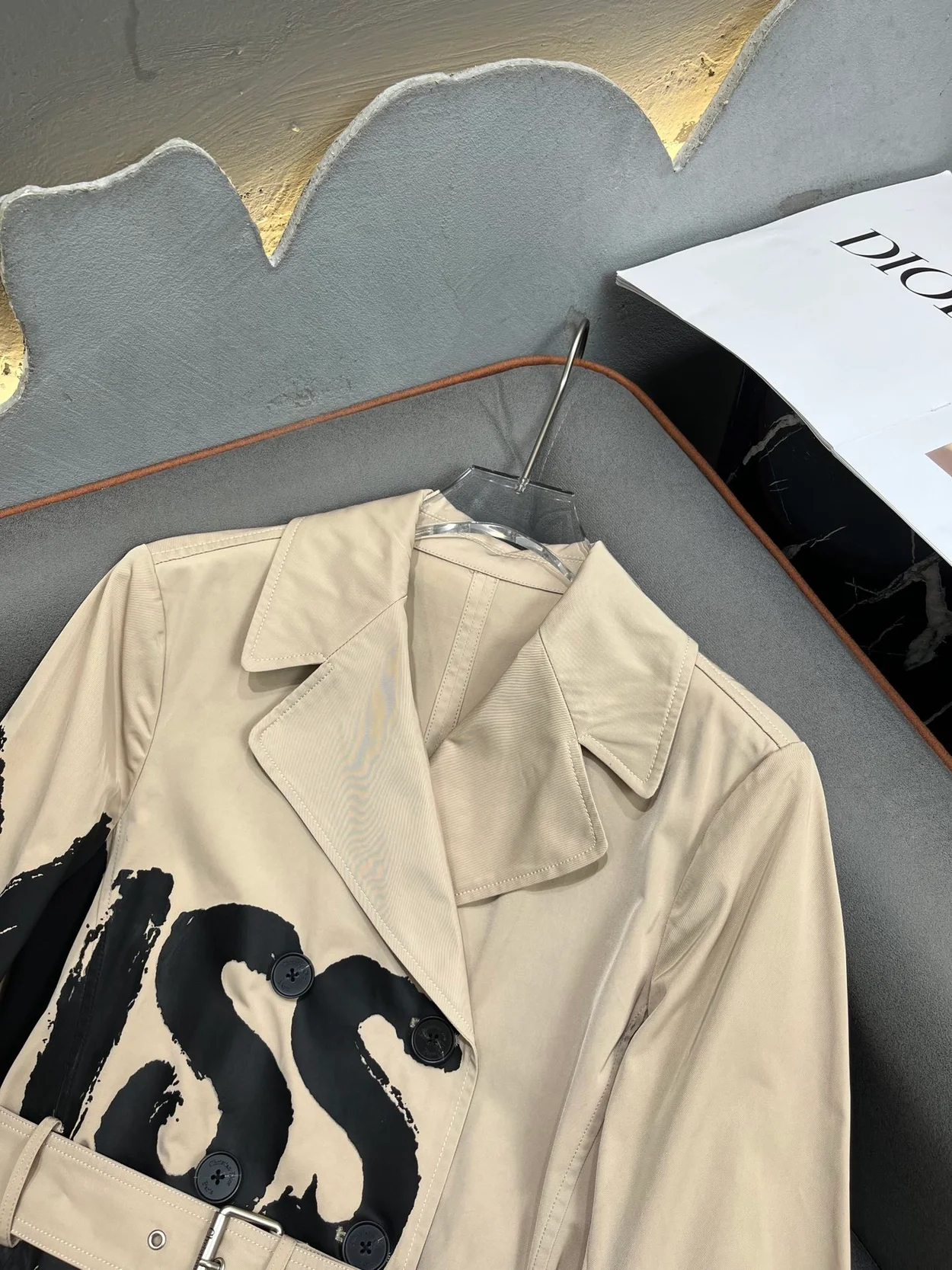 디올 블랙 Miss Dior Graffiti 모티브 트렌치코트