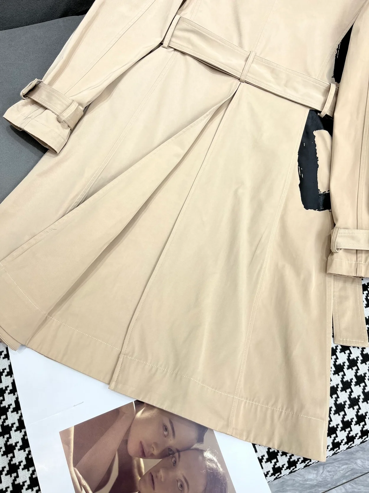 디올 블랙 Miss Dior Graffiti 모티브 트렌치코트