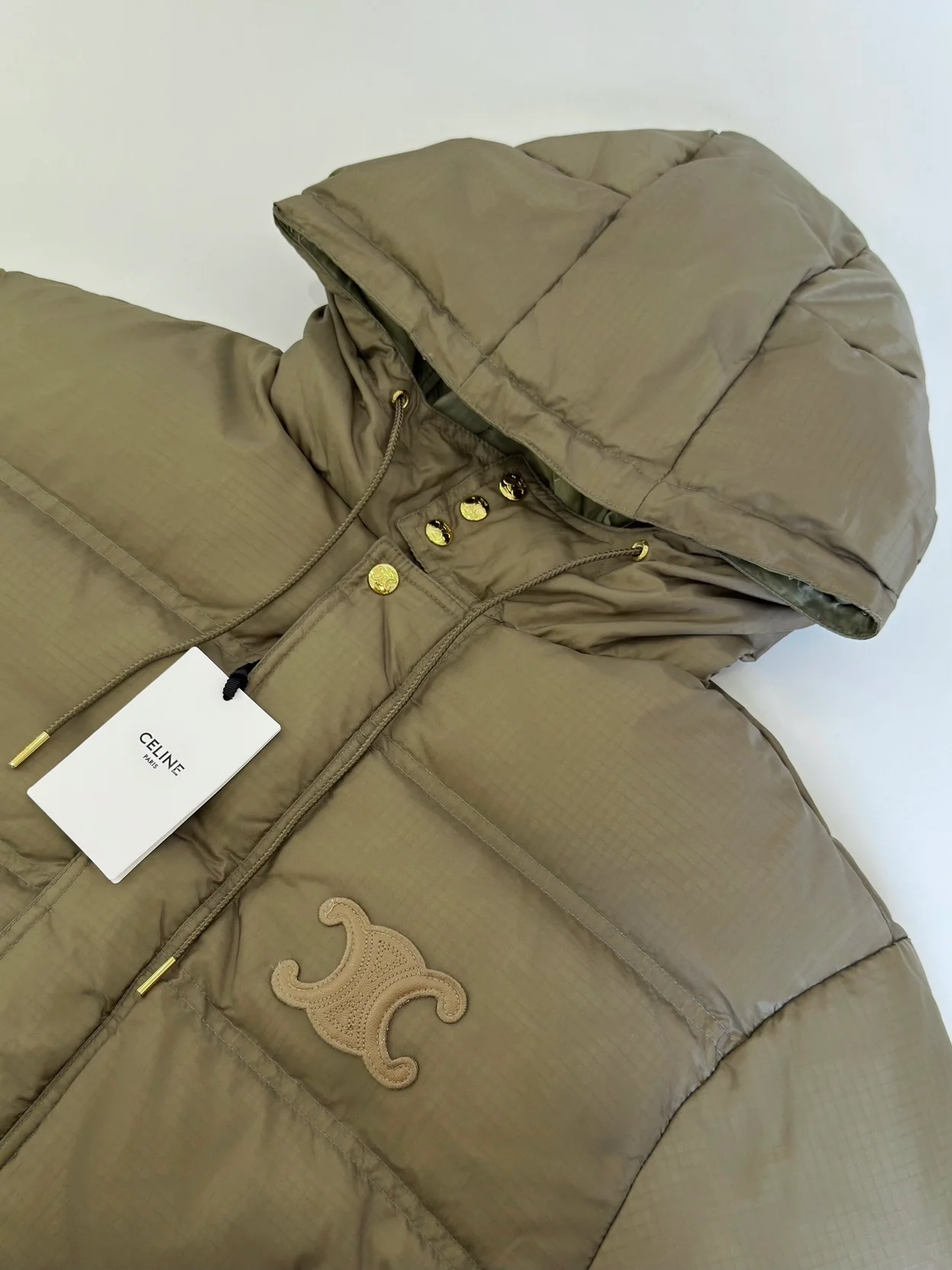 셀린느 라이트웨이트 나일론 크롭 트리옹프 다운 재킷