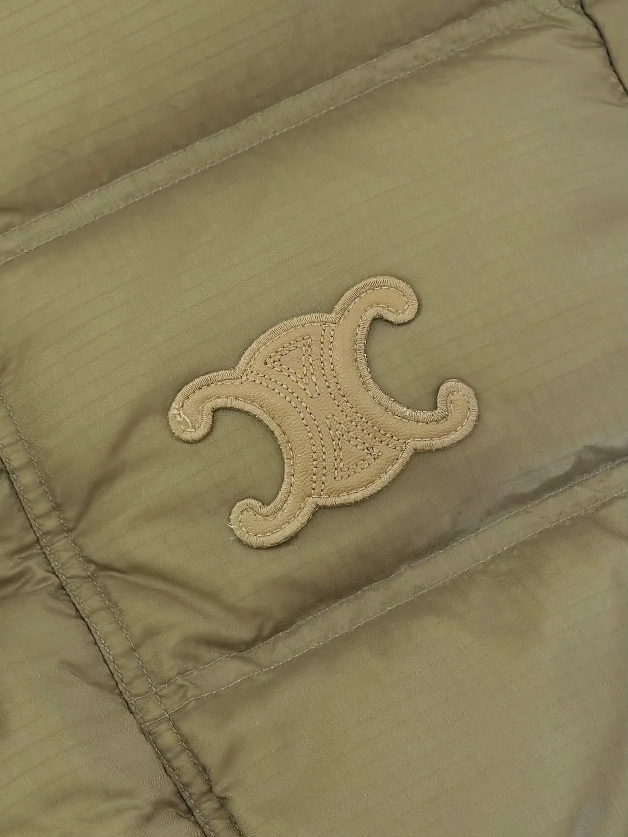 셀린느 라이트웨이트 나일론 크롭 트리옹프 다운 재킷