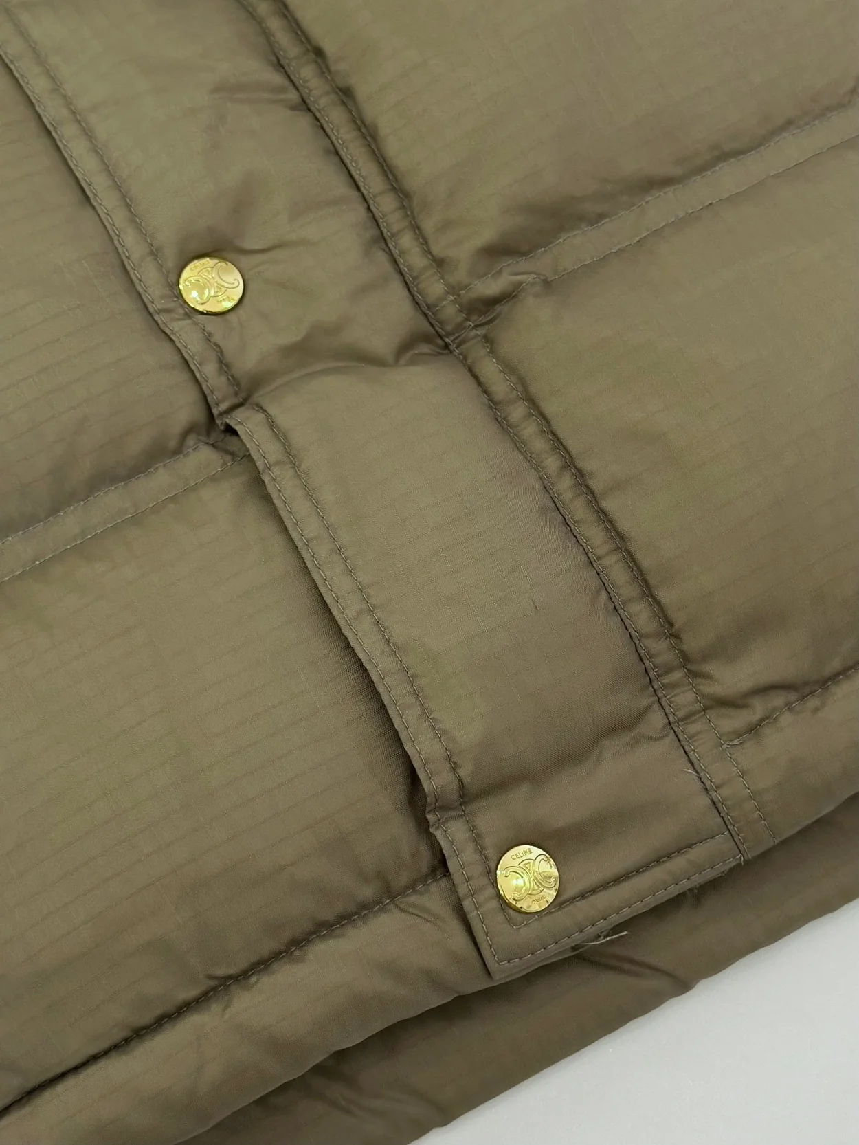 셀린느 라이트웨이트 나일론 크롭 트리옹프 다운 재킷