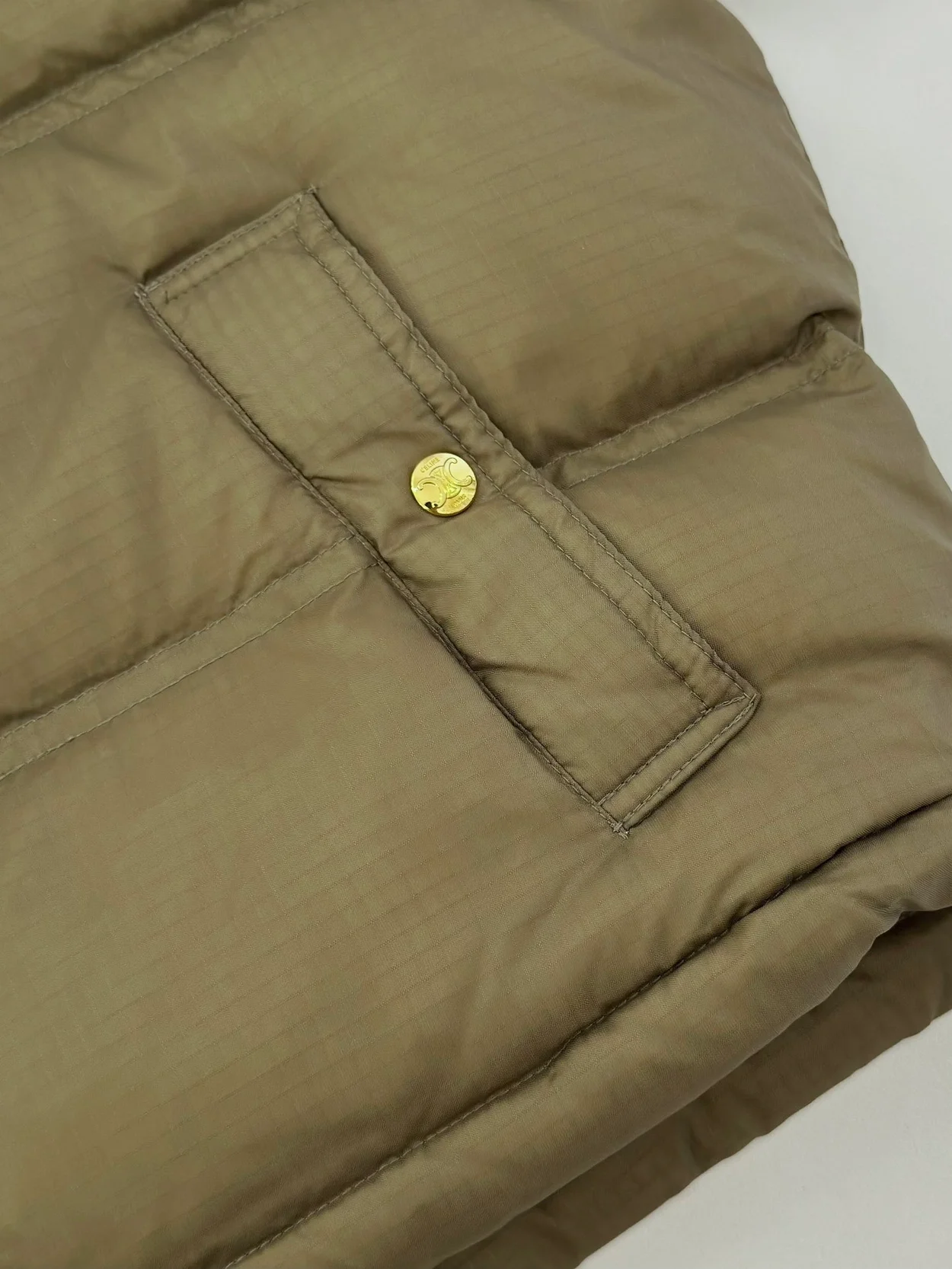 셀린느 라이트웨이트 나일론 크롭 트리옹프 다운 재킷