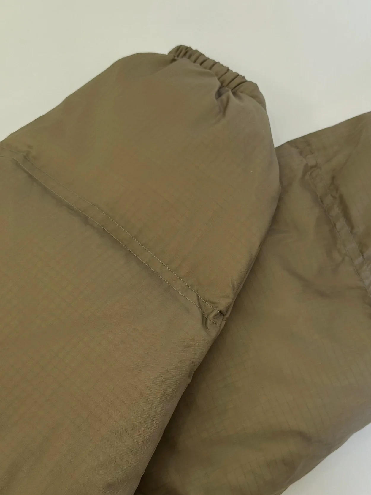 셀린느 라이트웨이트 나일론 크롭 트리옹프 다운 재킷