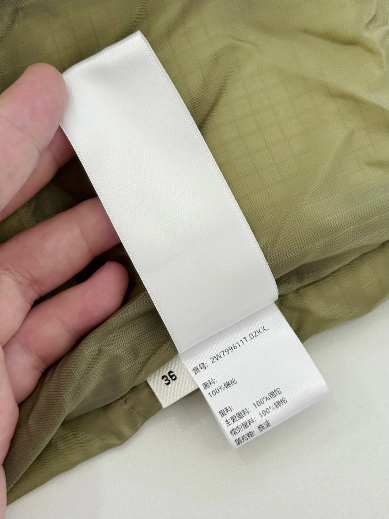 셀린느 라이트웨이트 나일론 크롭 트리옹프 다운 재킷