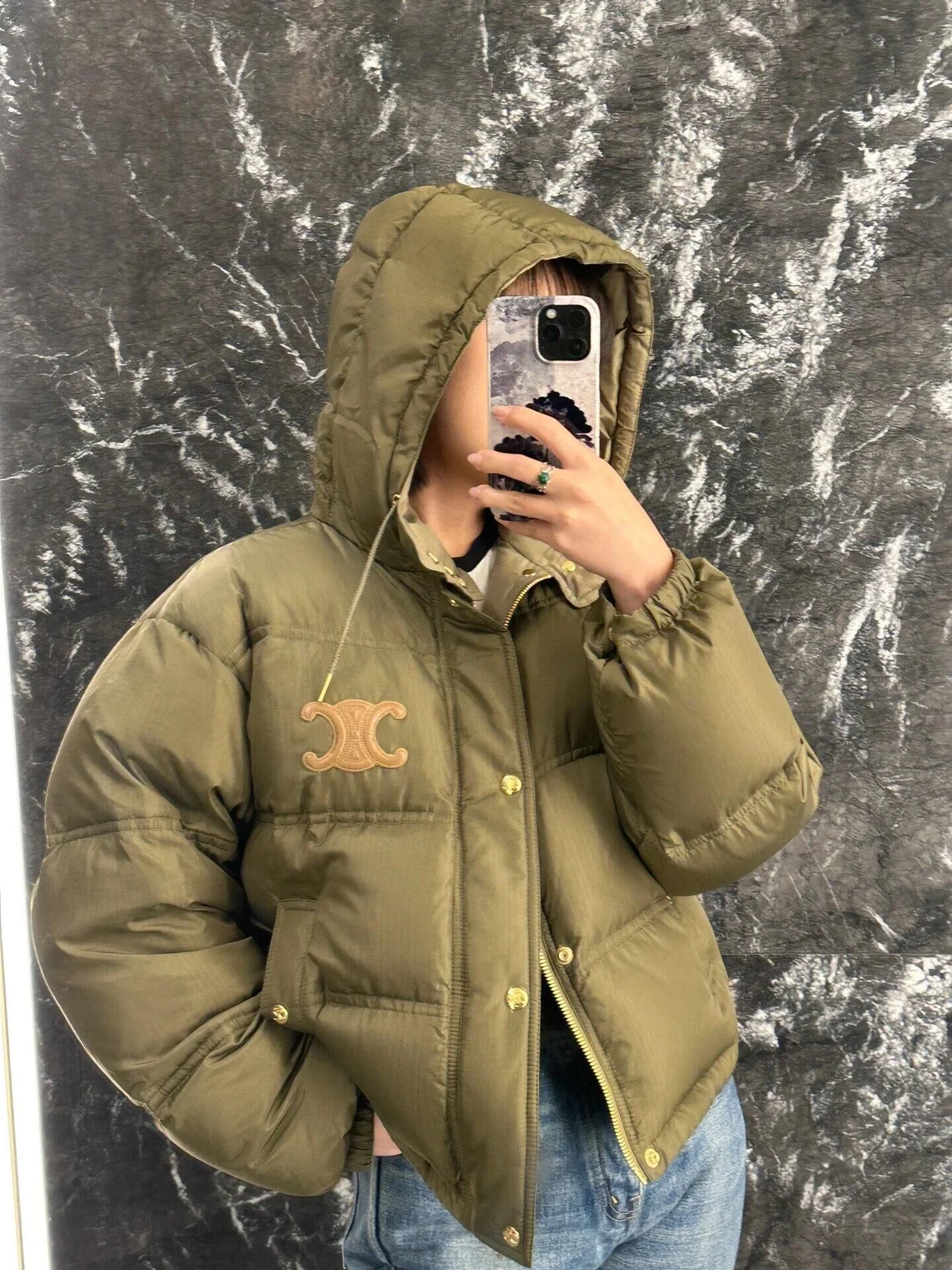 셀린느 라이트웨이트 나일론 크롭 트리옹프 다운 재킷