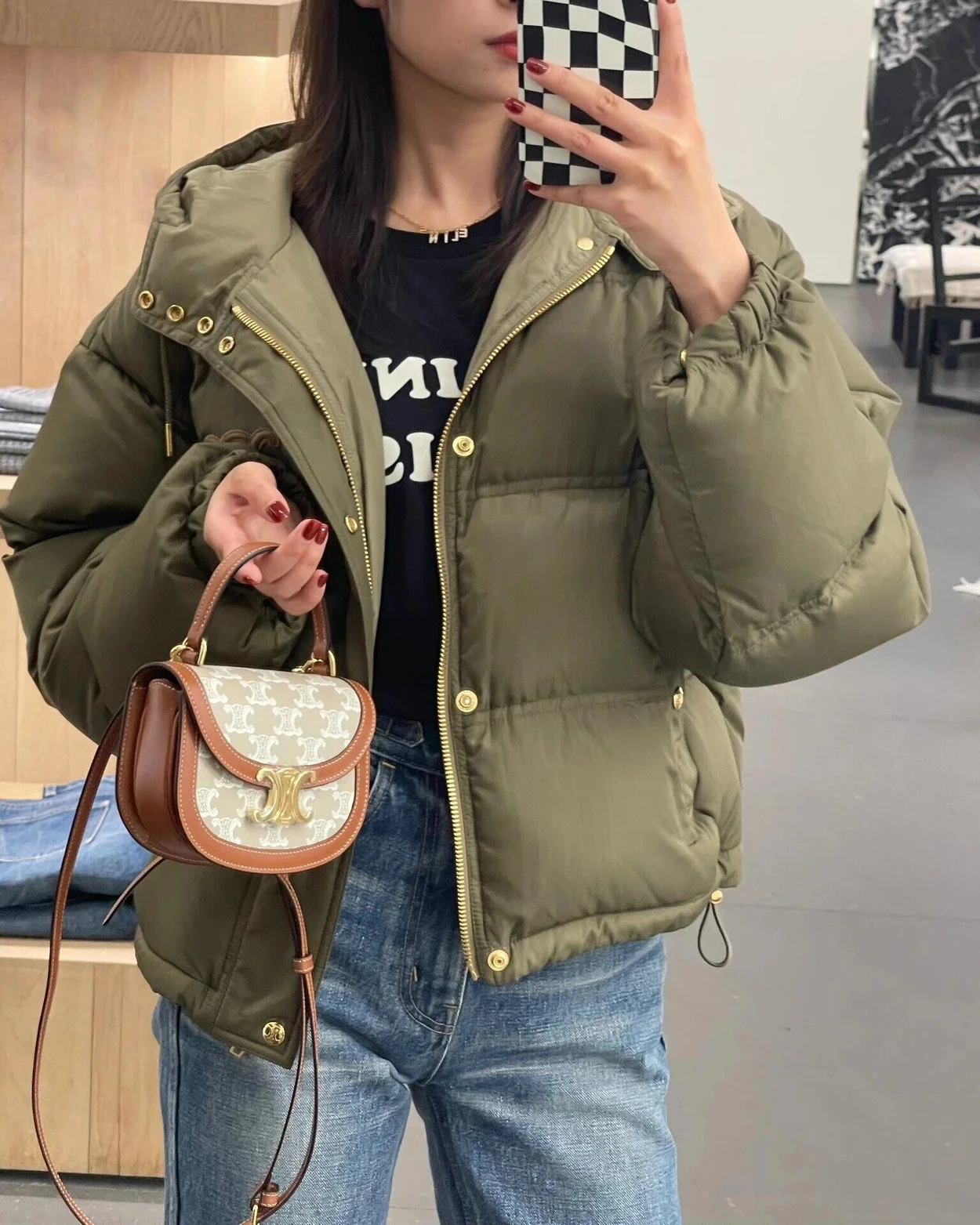 셀린느 라이트웨이트 나일론 크롭 트리옹프 다운 재킷