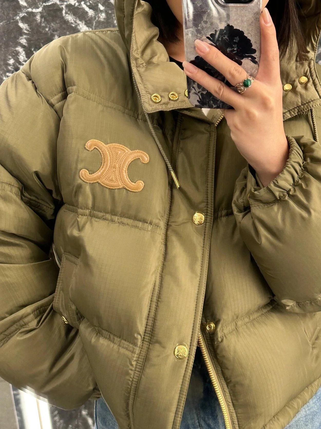 셀린느 라이트웨이트 나일론 크롭 트리옹프 다운 재킷