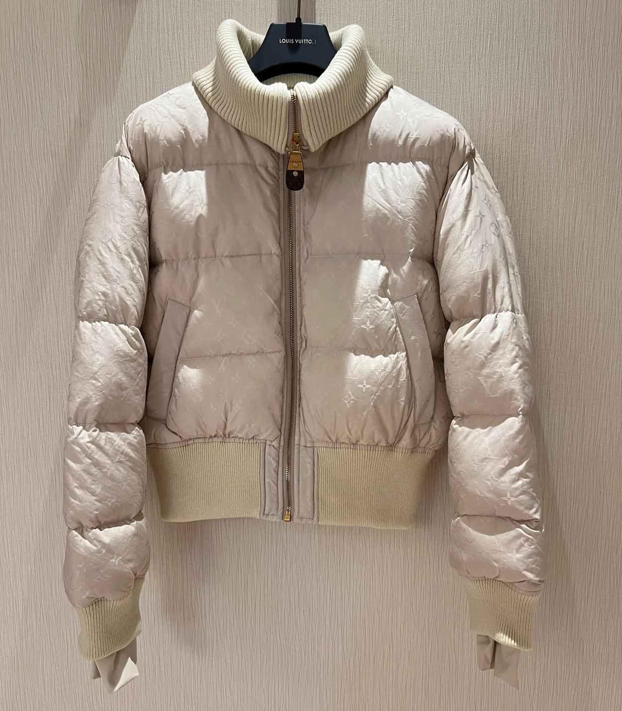루이비통 크롭 모노그램 푸퍼 재킷