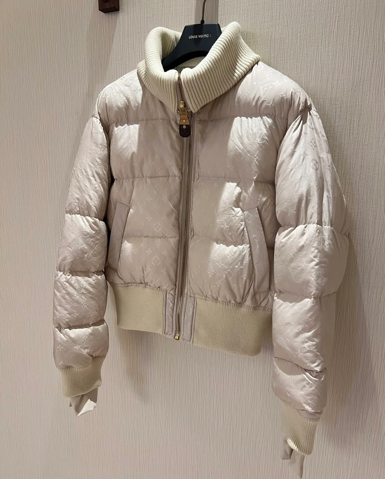 루이비통 크롭 모노그램 푸퍼 재킷