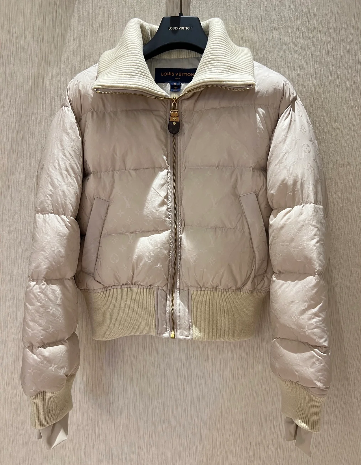 루이비통 크롭 모노그램 푸퍼 재킷