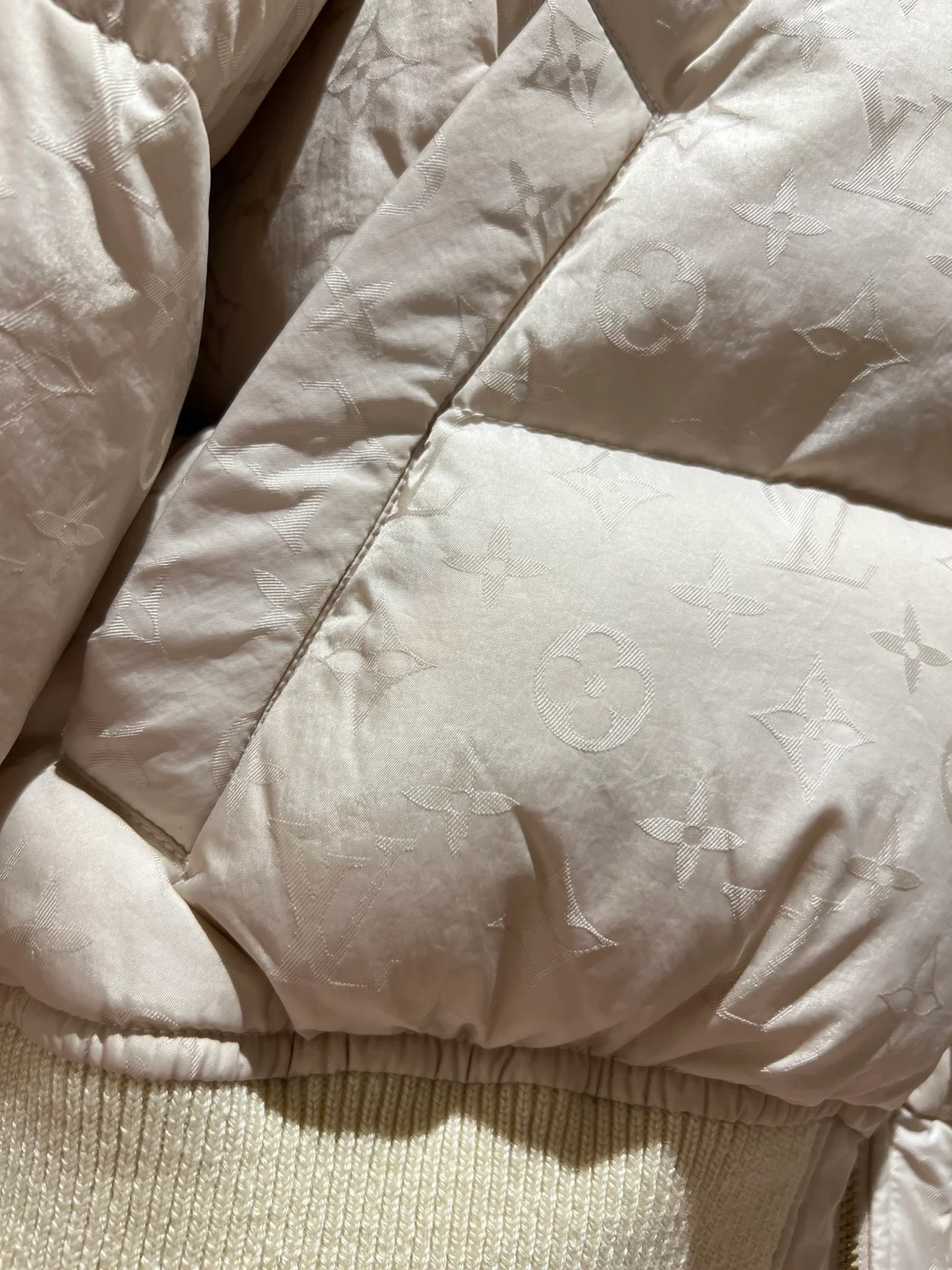 루이비통 크롭 모노그램 푸퍼 재킷