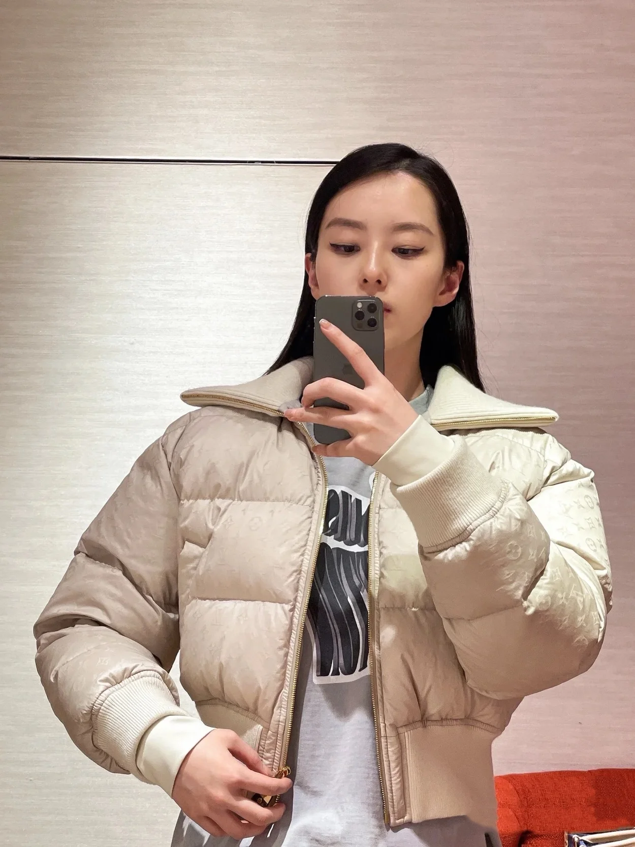 루이비통 크롭 모노그램 푸퍼 재킷