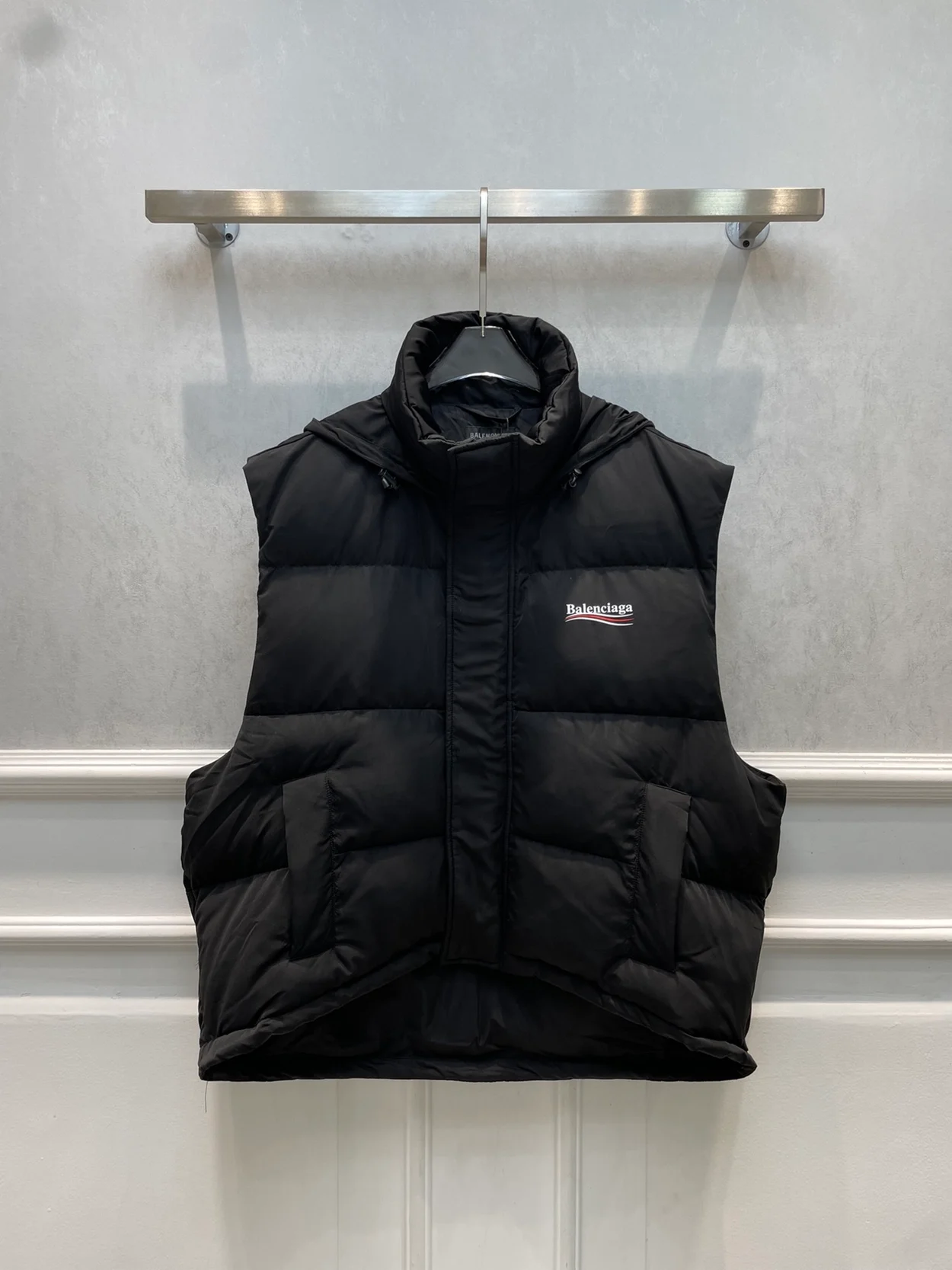 발렌시아가 폴리티컬 캠페인 코쿤 푸퍼 질레