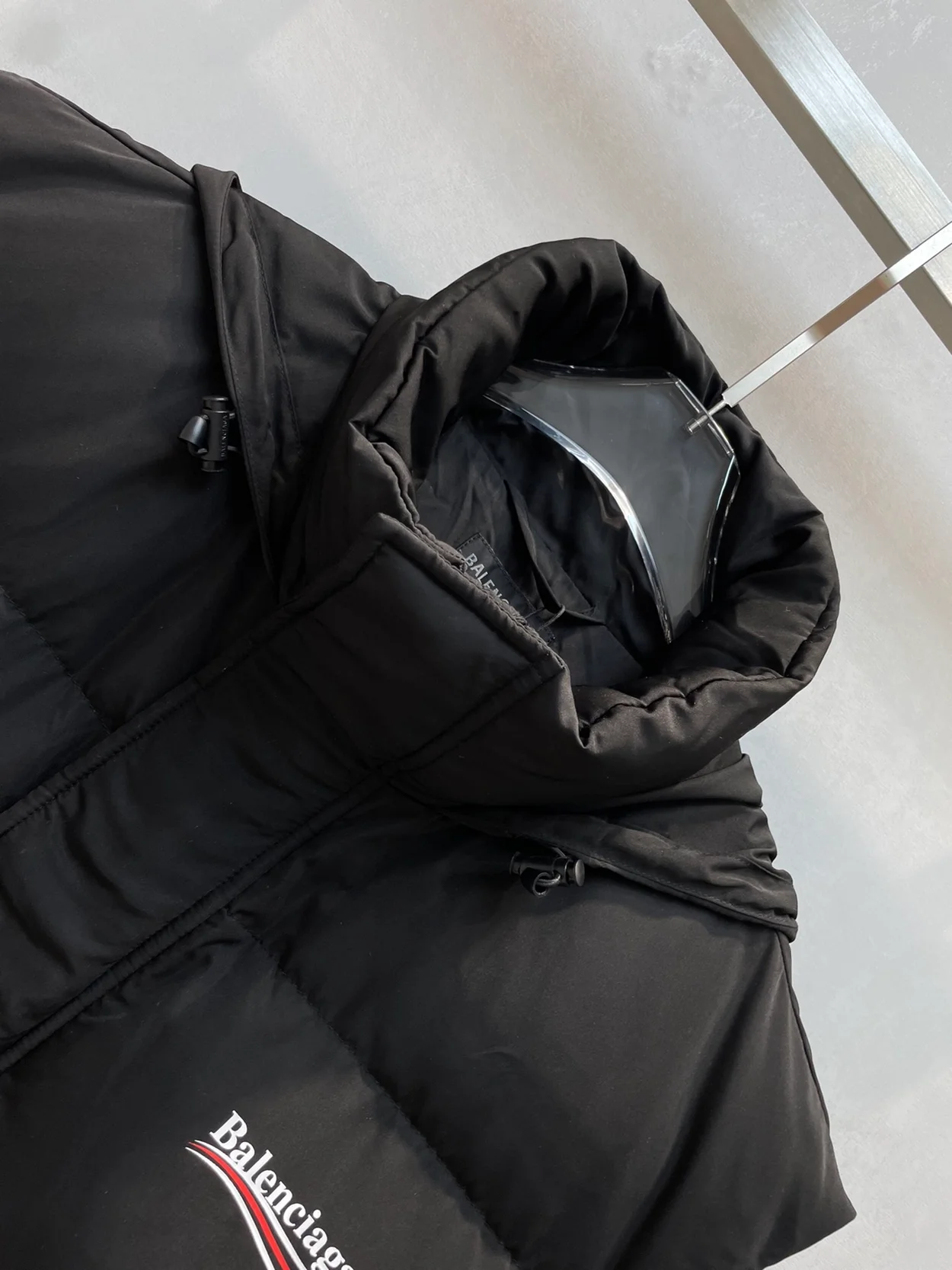 발렌시아가 폴리티컬 캠페인 코쿤 푸퍼 질레