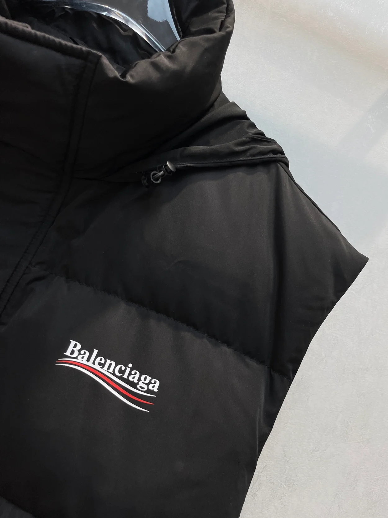 발렌시아가 폴리티컬 캠페인 코쿤 푸퍼 질레