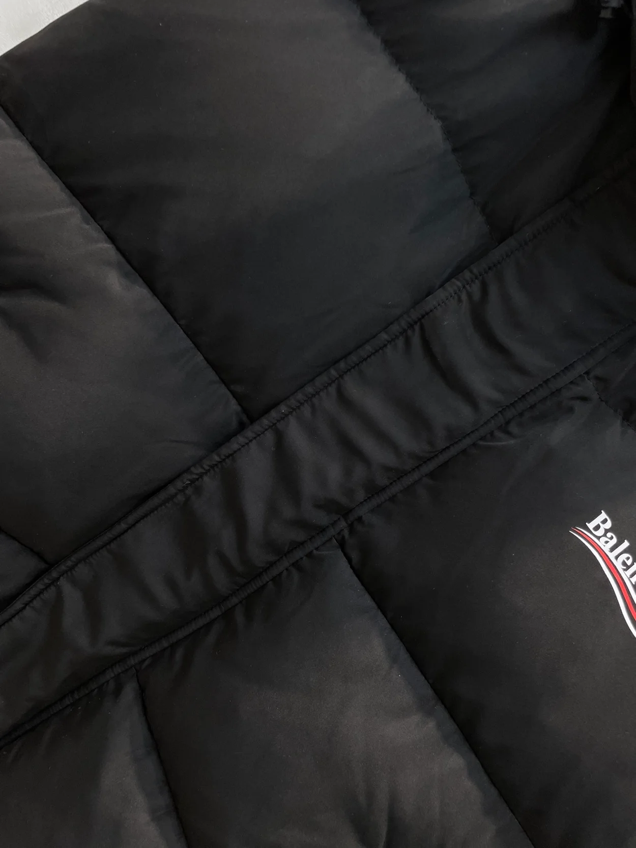 발렌시아가 폴리티컬 캠페인 코쿤 푸퍼 질레