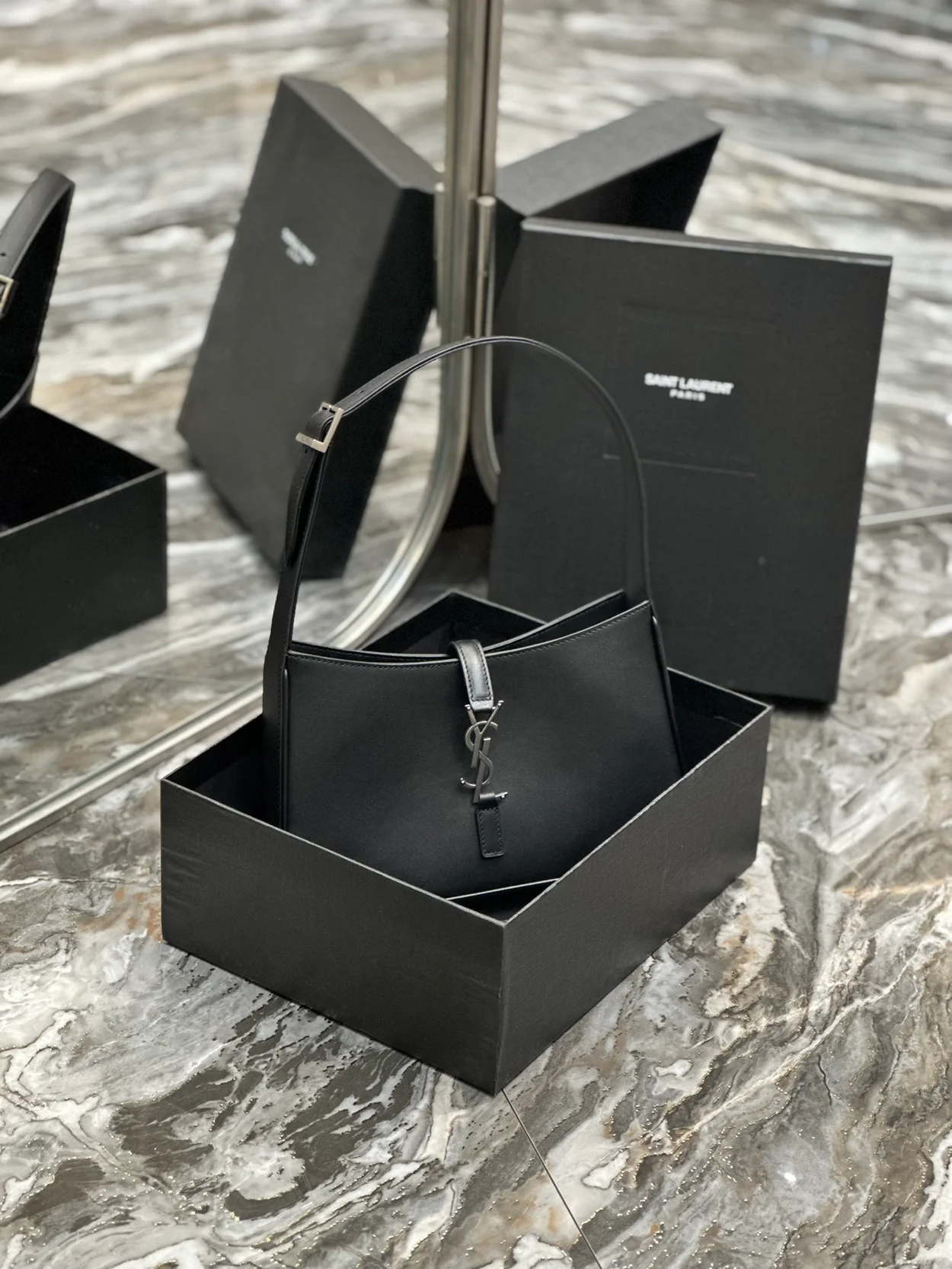 생로랑 LE 5 A 7 카바스 레더 호보백 블랙 은장