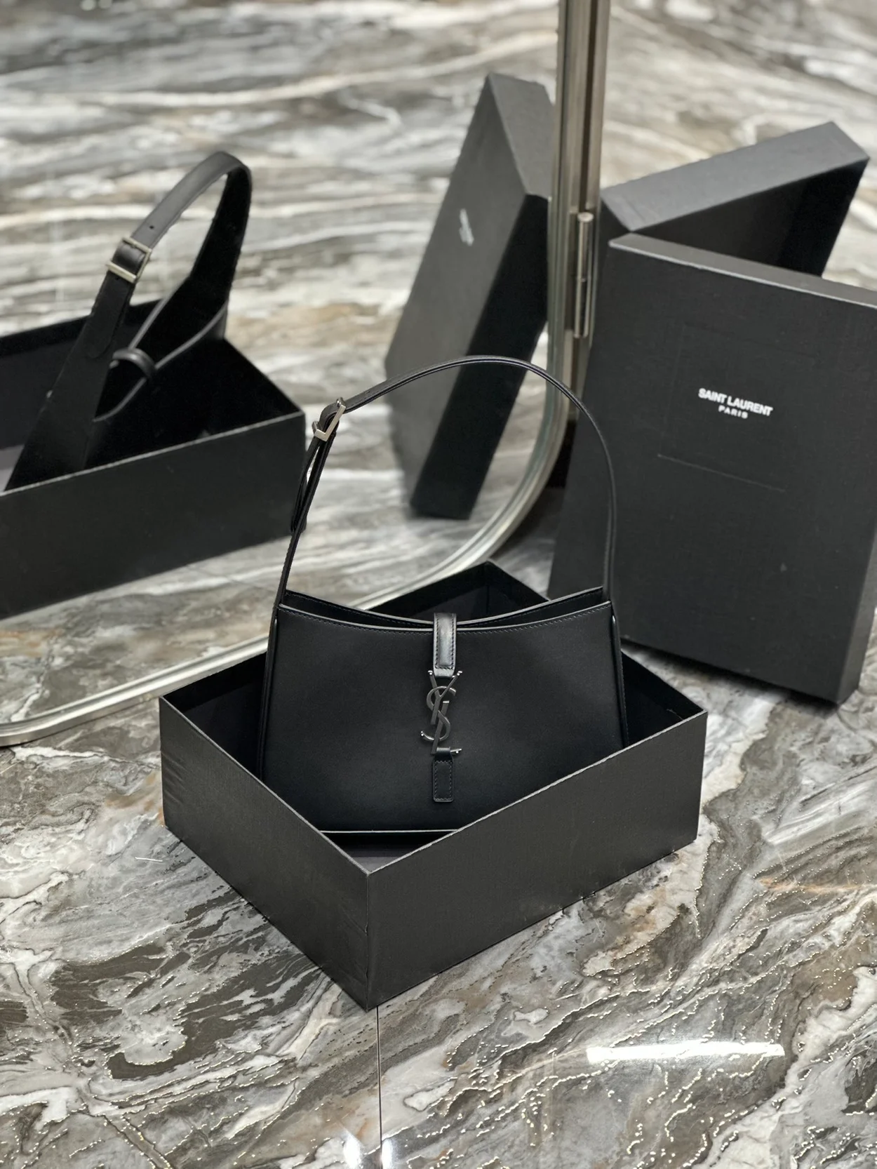 생로랑 LE 5 A 7 카바스 레더 호보백 블랙 은장