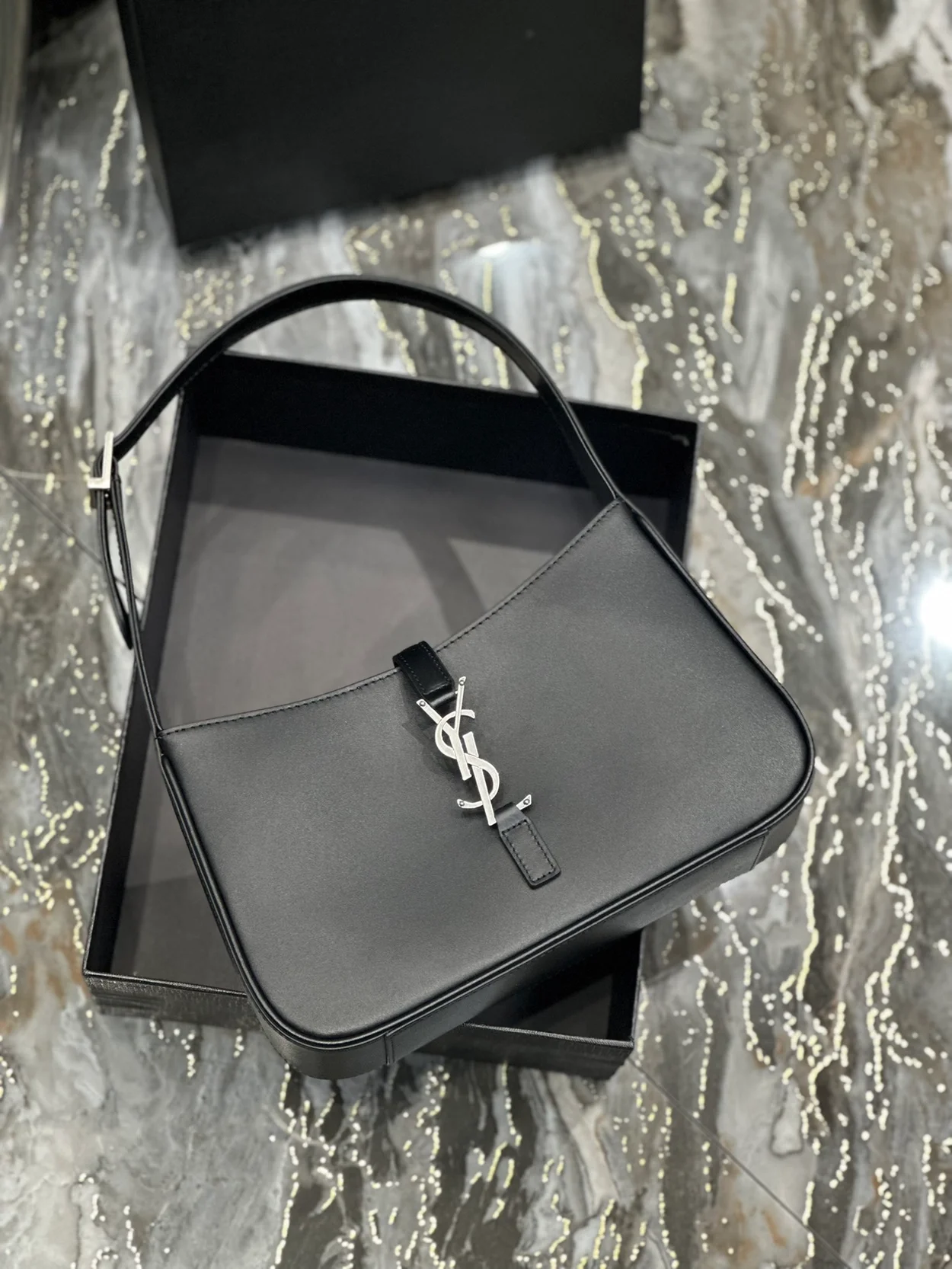 생로랑 LE 5 A 7 카바스 레더 호보백 블랙 은장