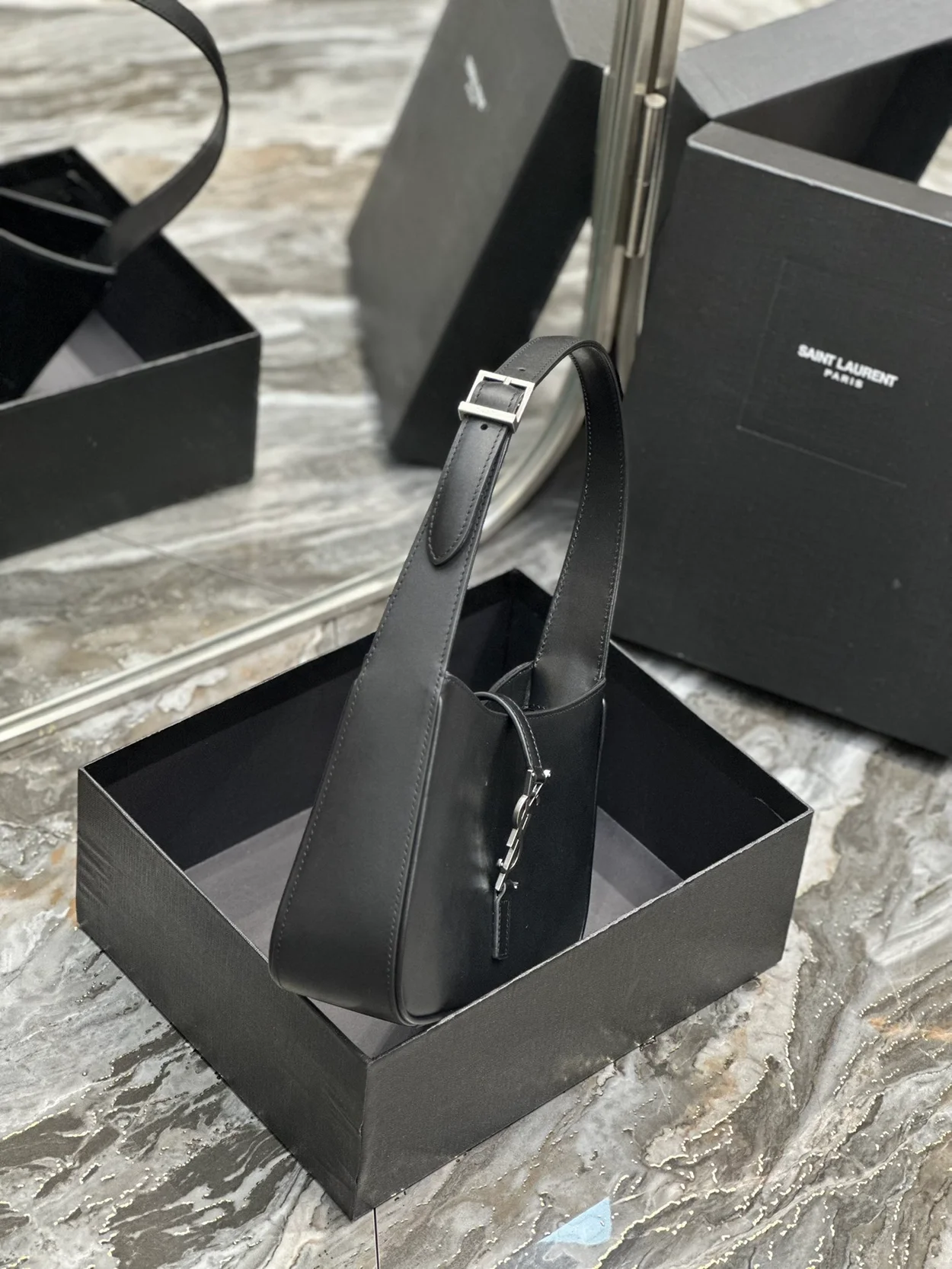 생로랑 LE 5 A 7 카바스 레더 호보백 블랙 은장