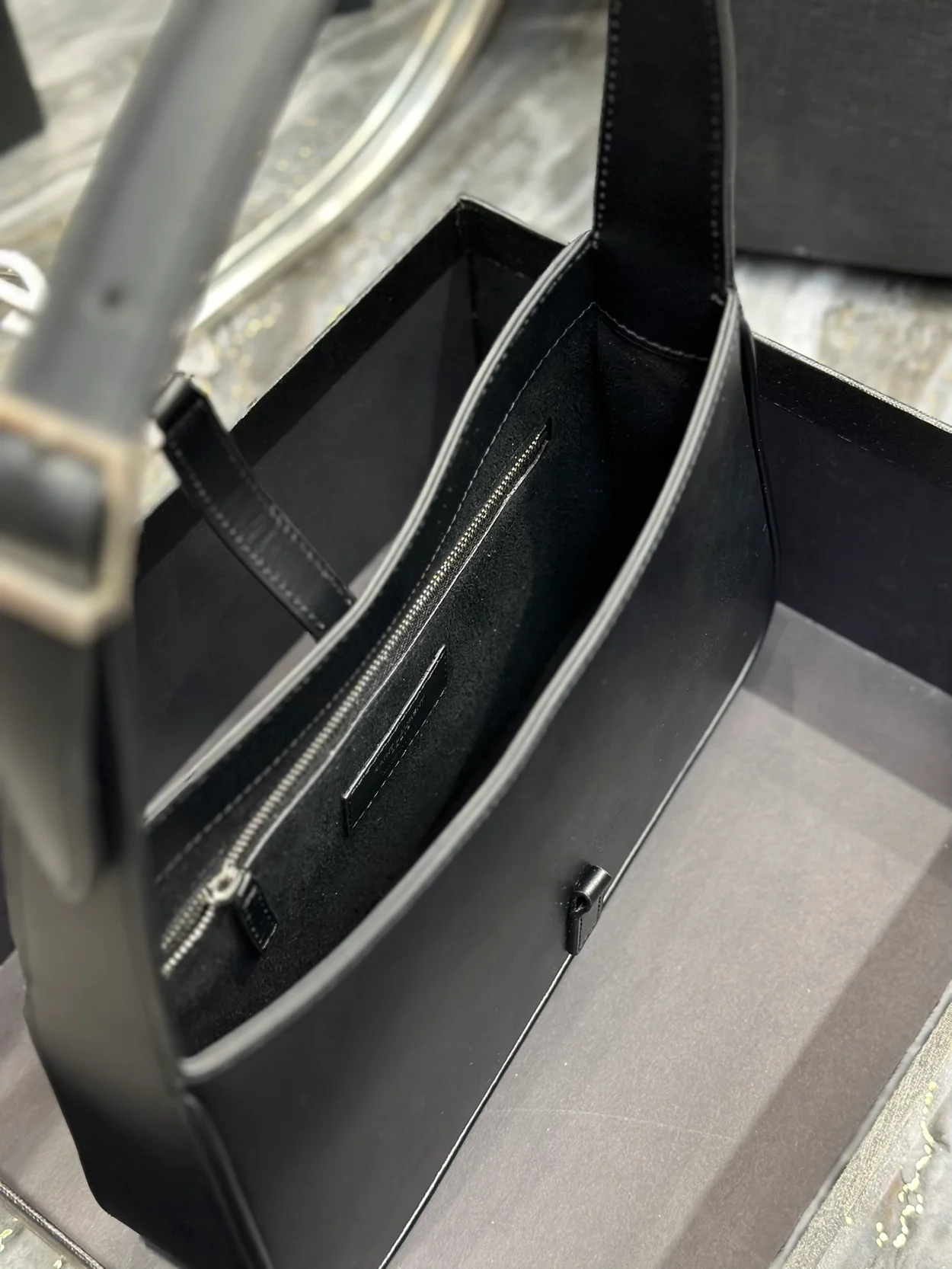 생로랑 LE 5 A 7 카바스 레더 호보백 블랙 은장