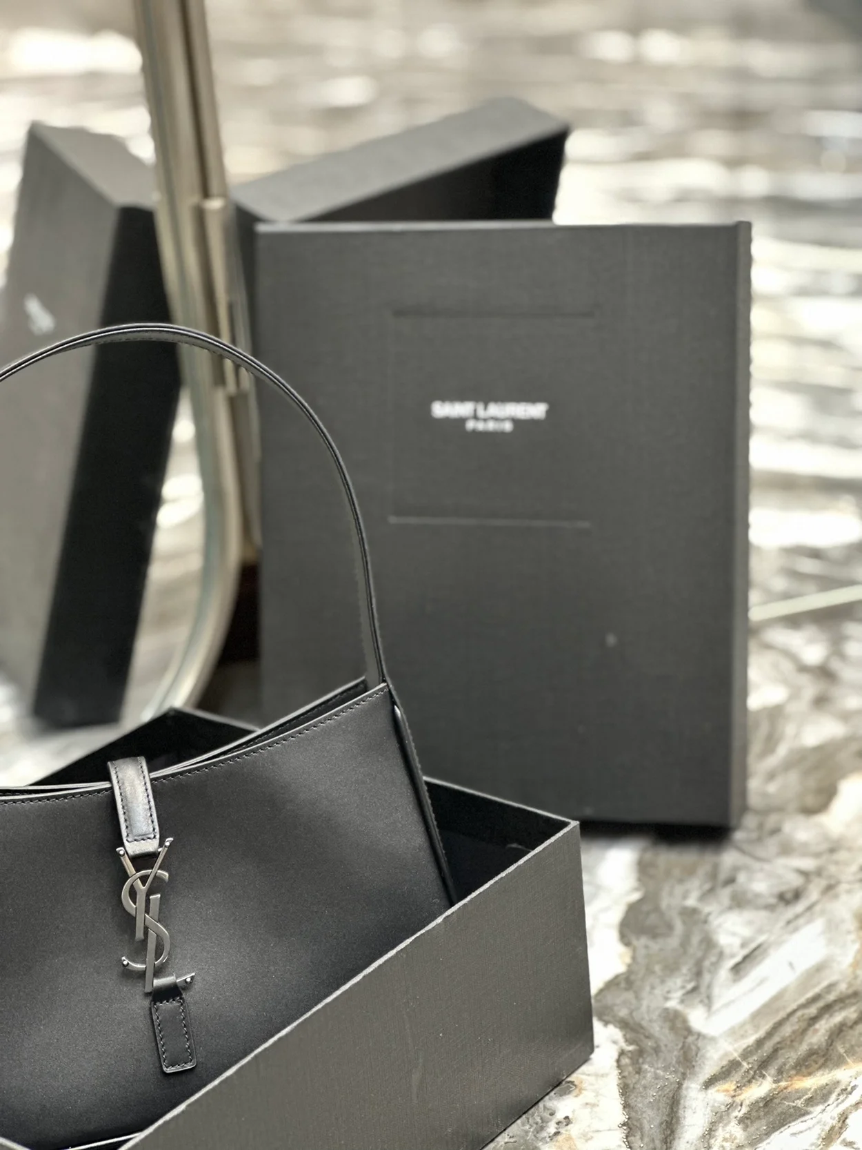 생로랑 LE 5 A 7 카바스 레더 호보백 블랙 은장