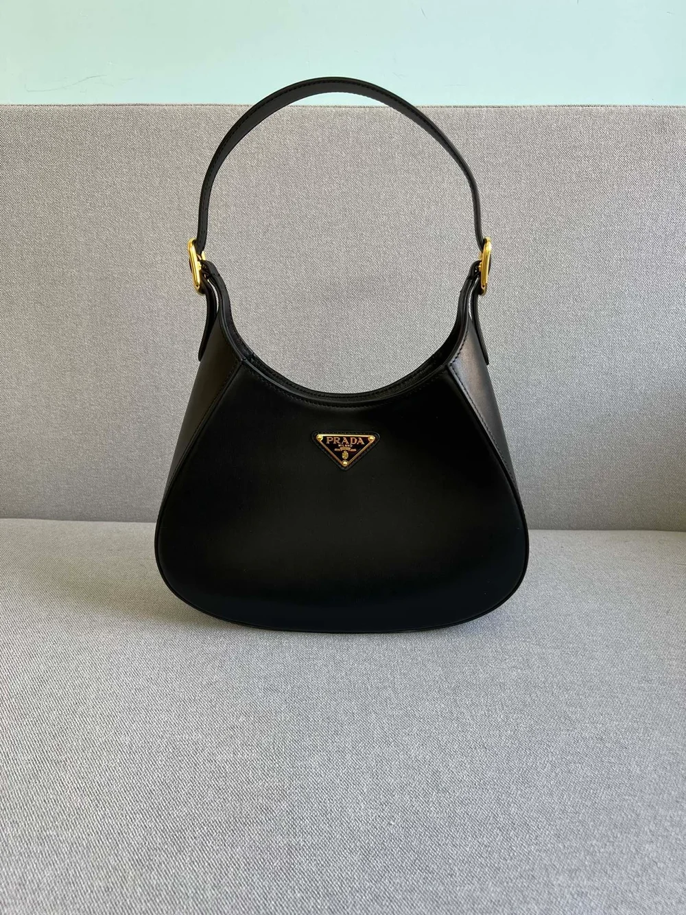 프라다 미디엄 클레오 레더 숄더백 블랙