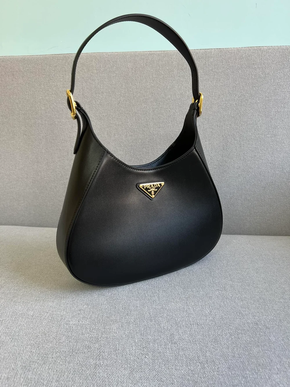프라다 미디엄 클레오 레더 숄더백 블랙