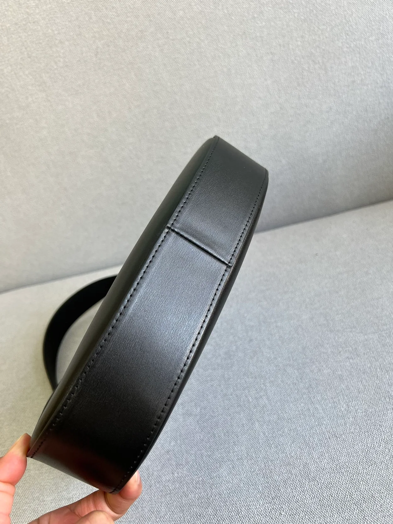 프라다 미디엄 클레오 레더 숄더백 블랙